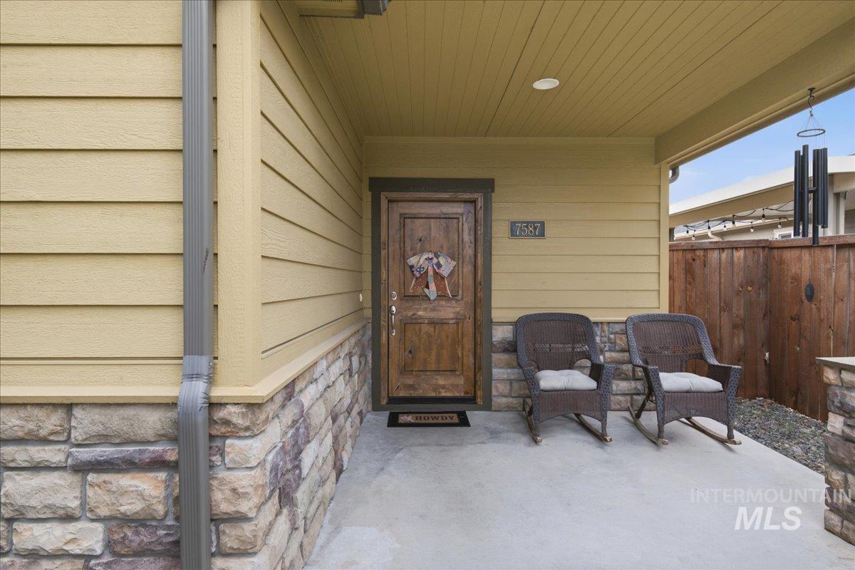 7587 N Froman Ave Property Photo 3