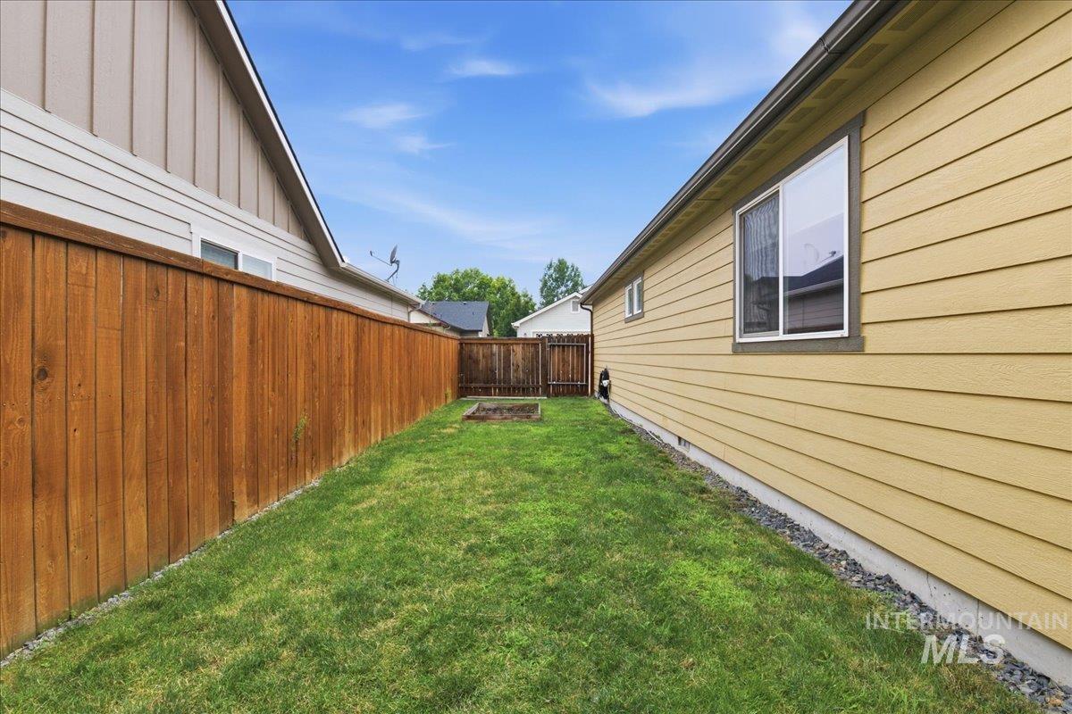 7587 N Froman Ave Property Photo 21