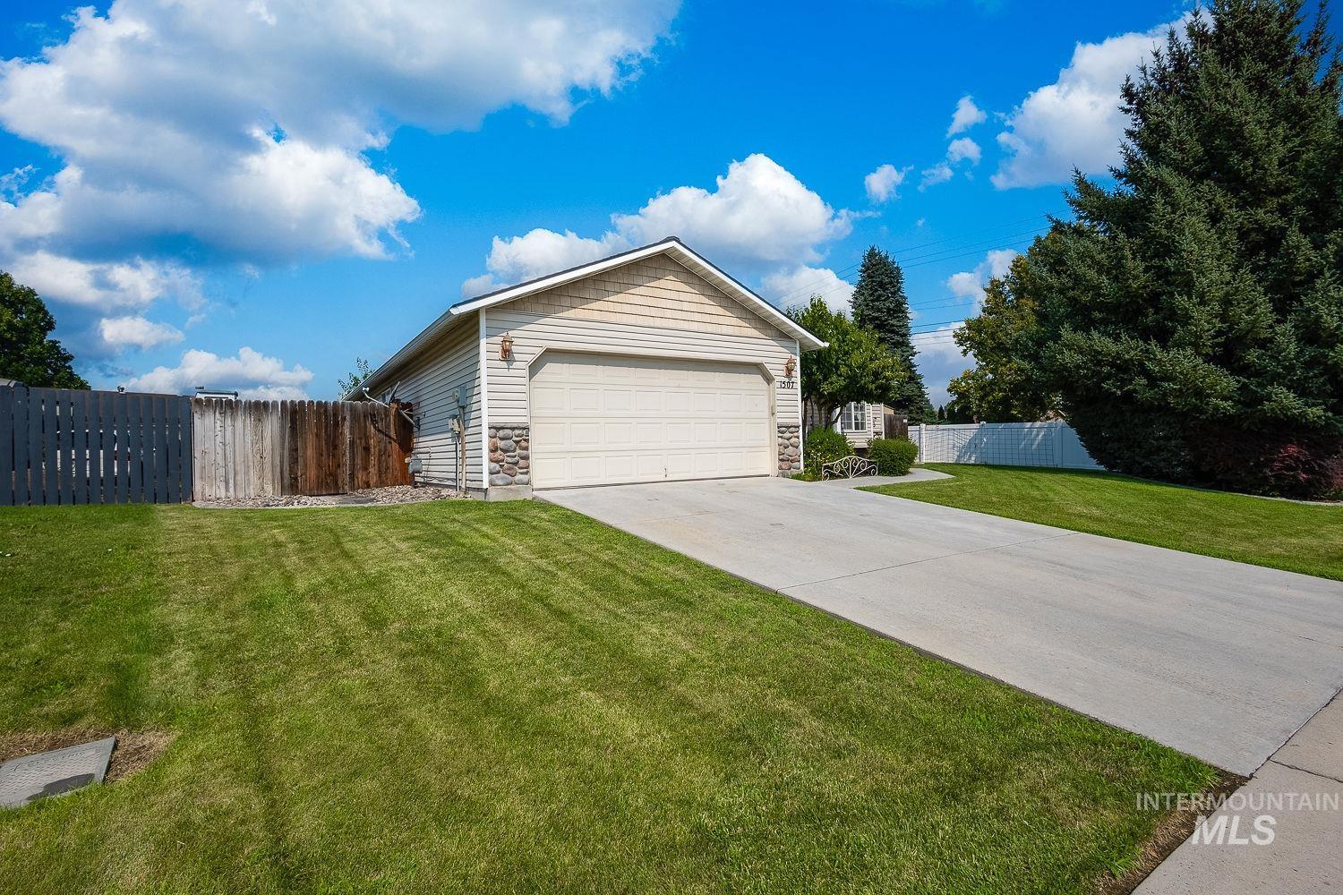 1507 S Willow Creek Property Photo 2