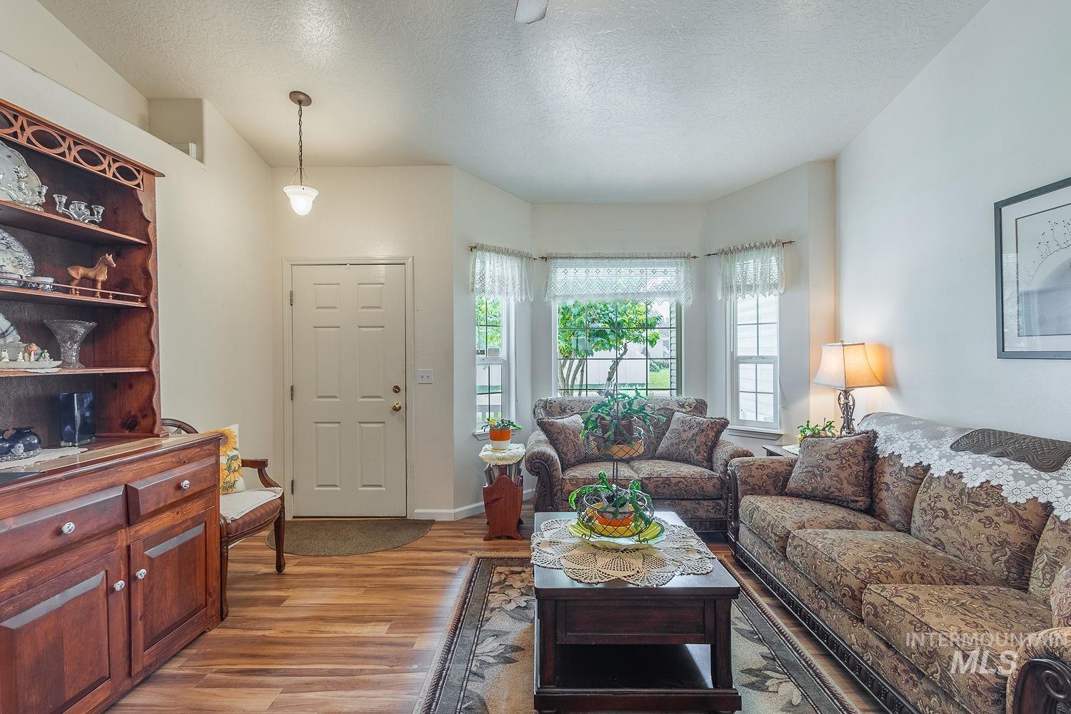 1507 S Willow Creek Property Photo 6