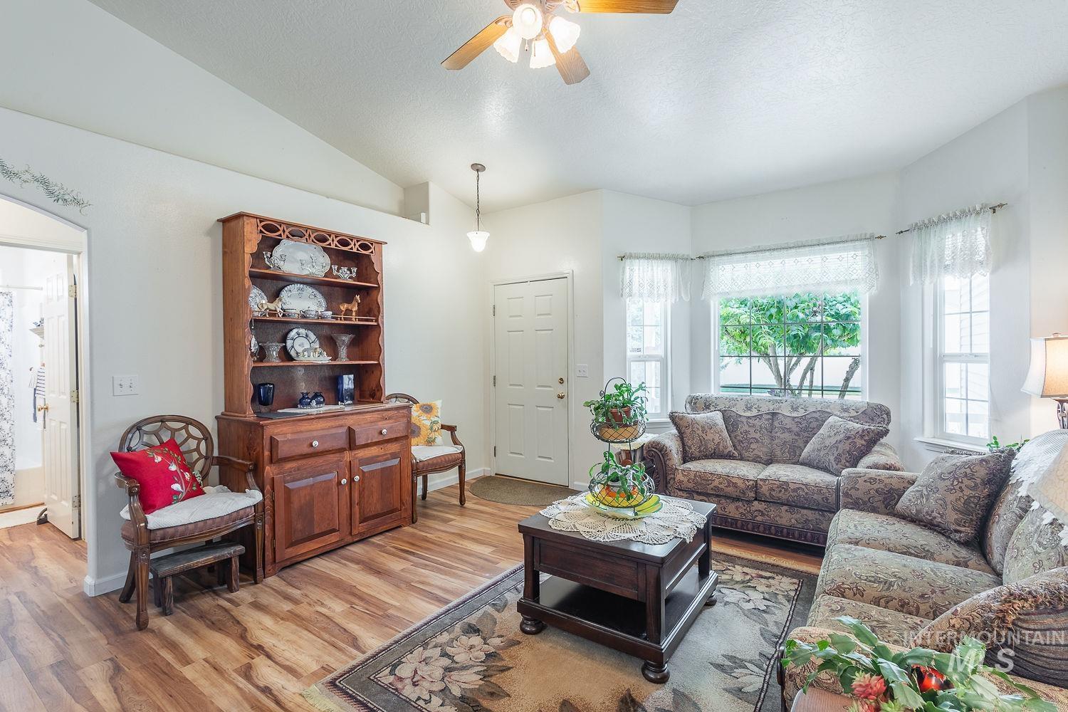 1507 S Willow Creek Property Photo 7