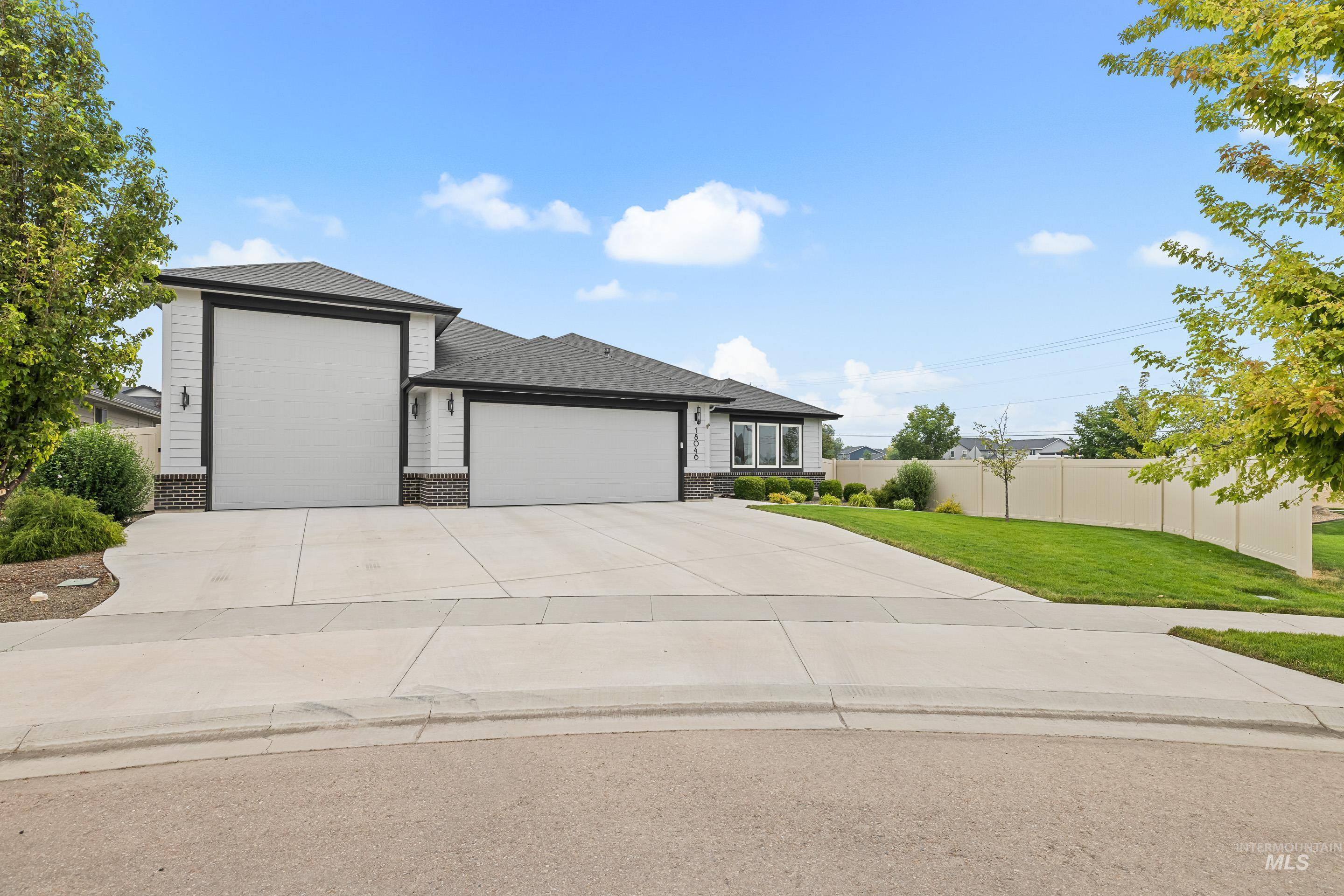 18046 N Fallspring Pl Property Photo 3