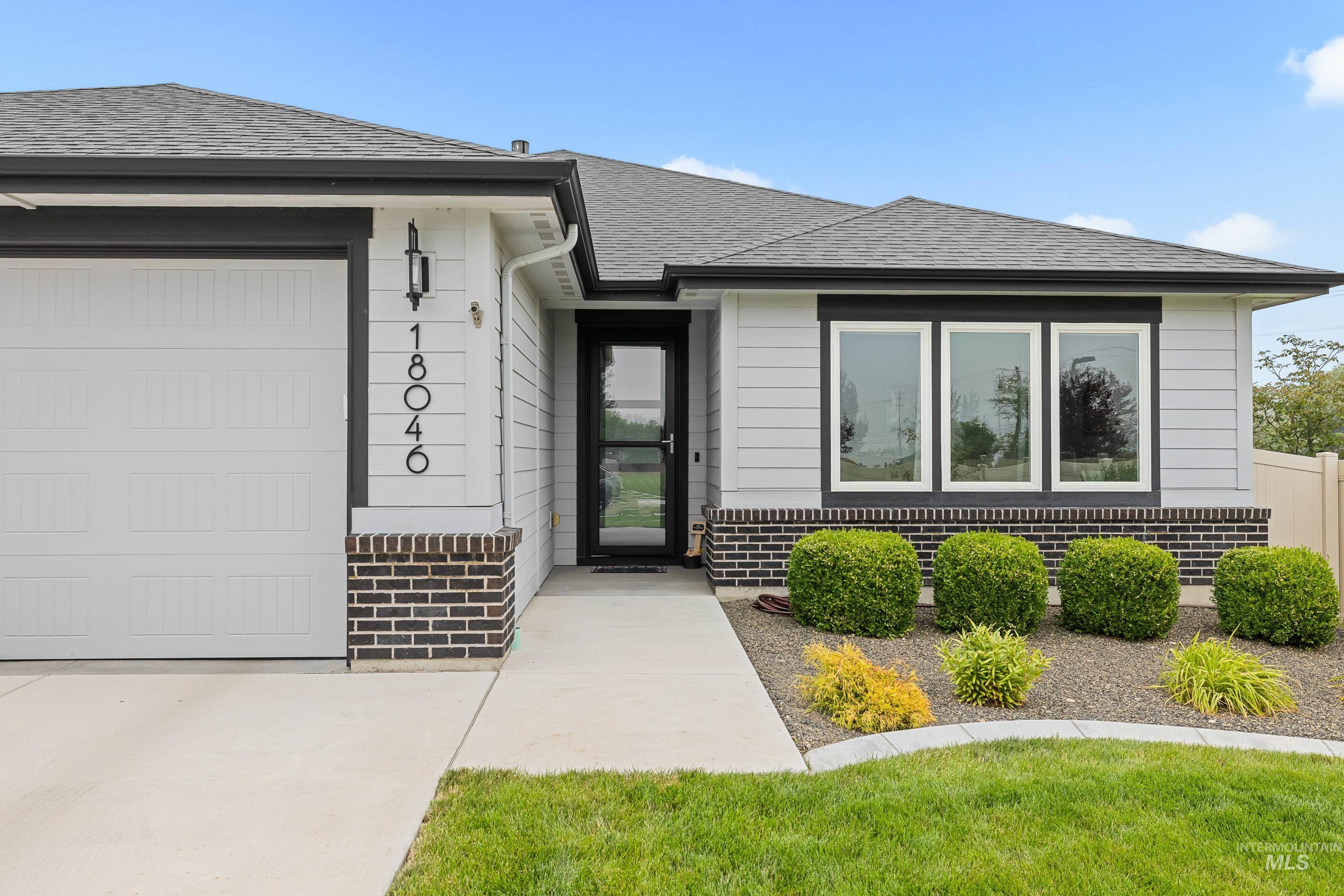 18046 N Fallspring Pl Property Photo 4