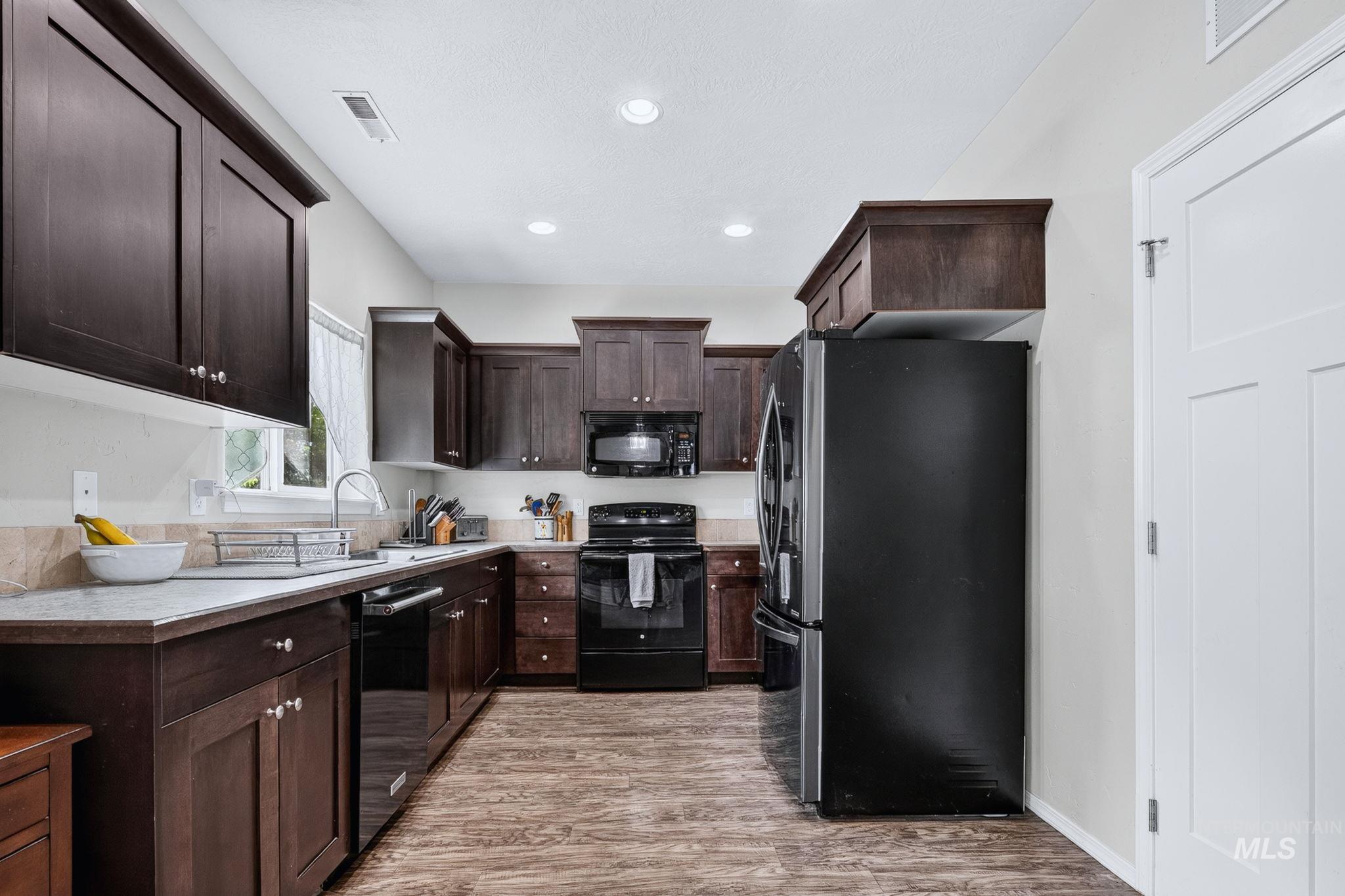 19044 Kenney Way Property Photo 13