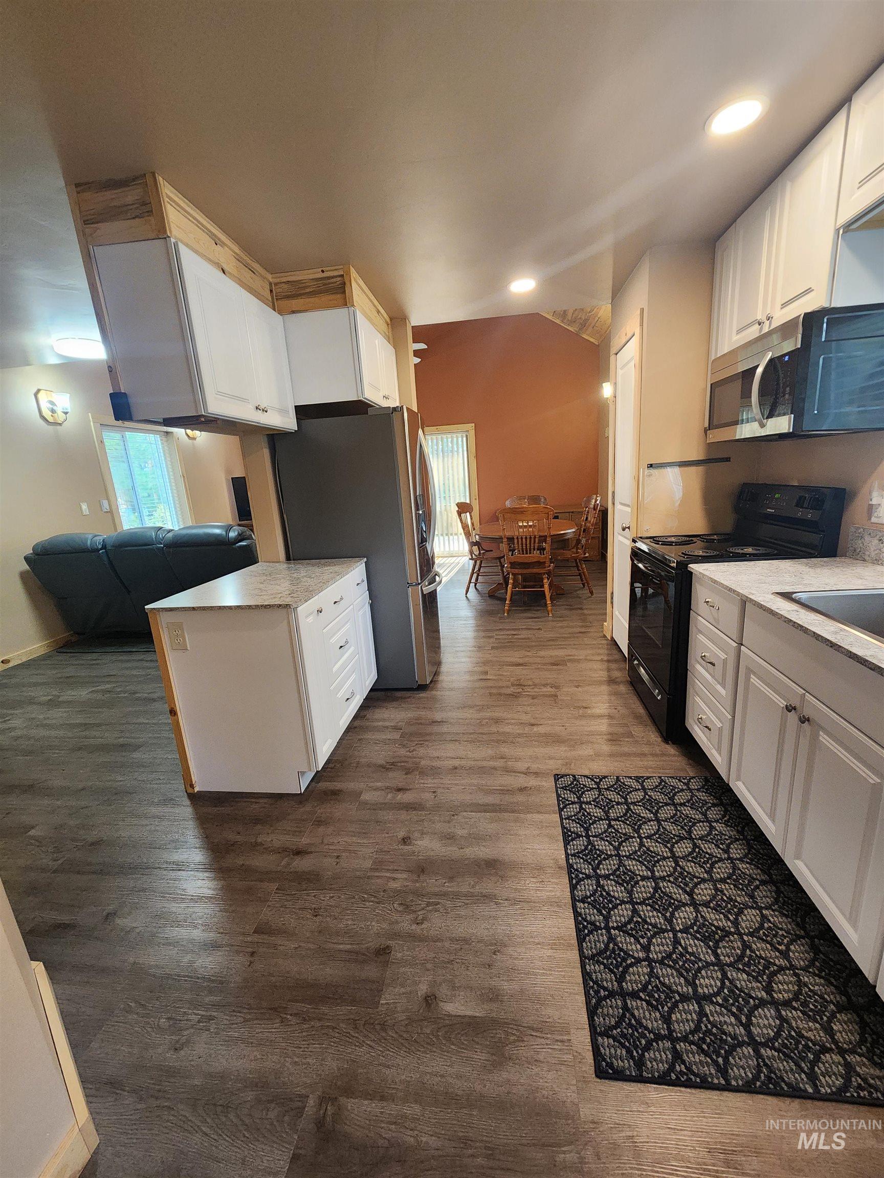 1061 N Hidden Pine Rd Property Photo 3