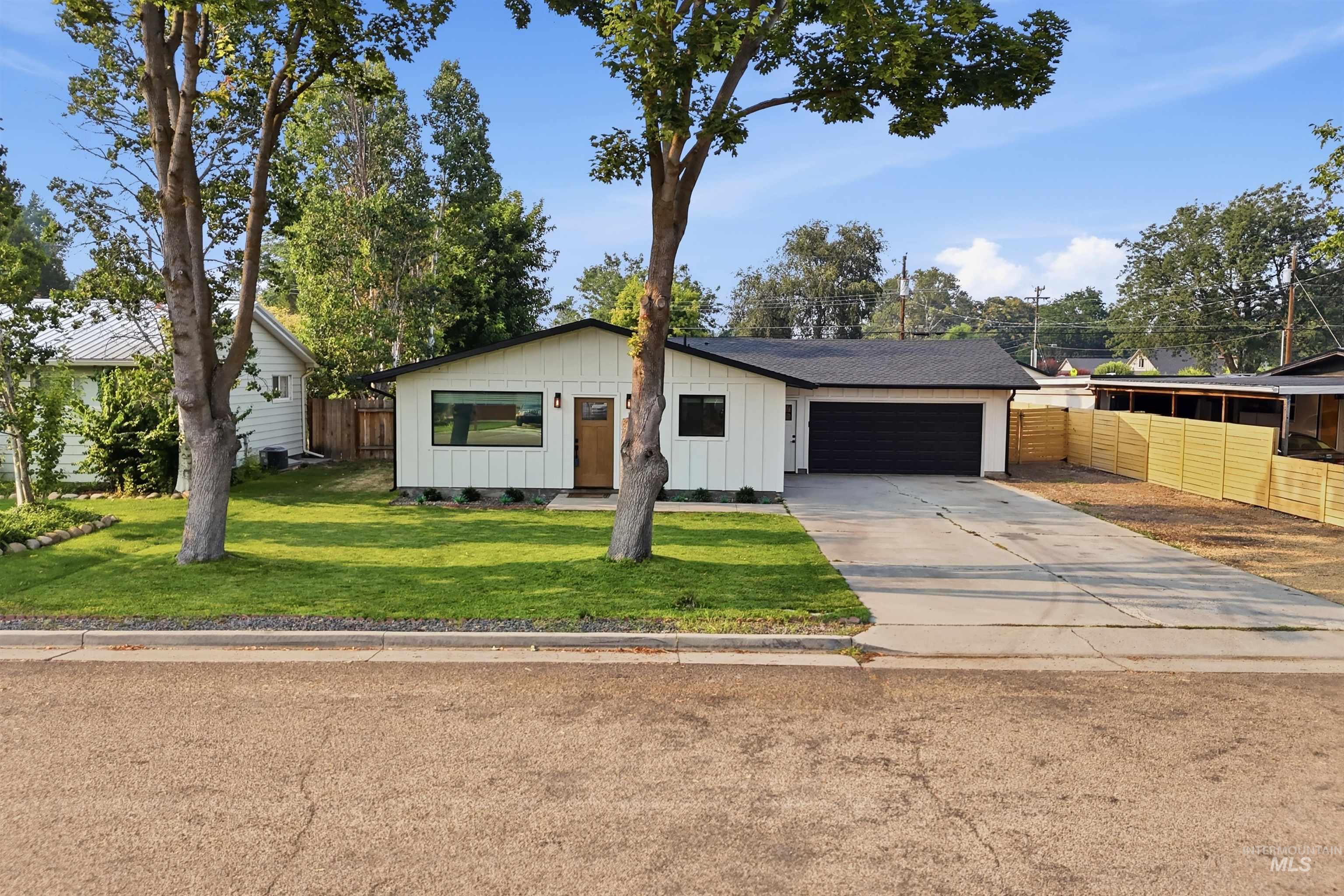 1817 Willow St Property Photo 1