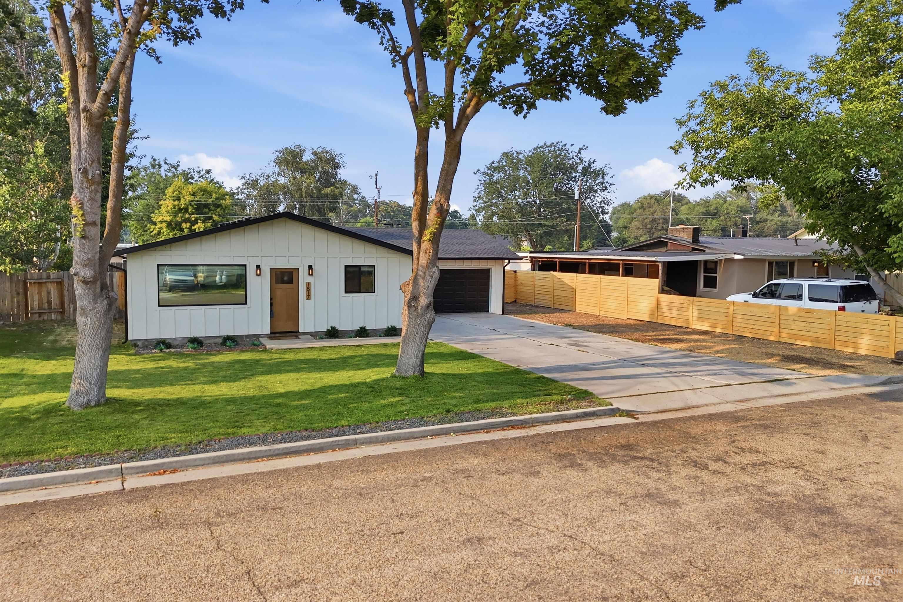 1817 Willow St Property Photo 2