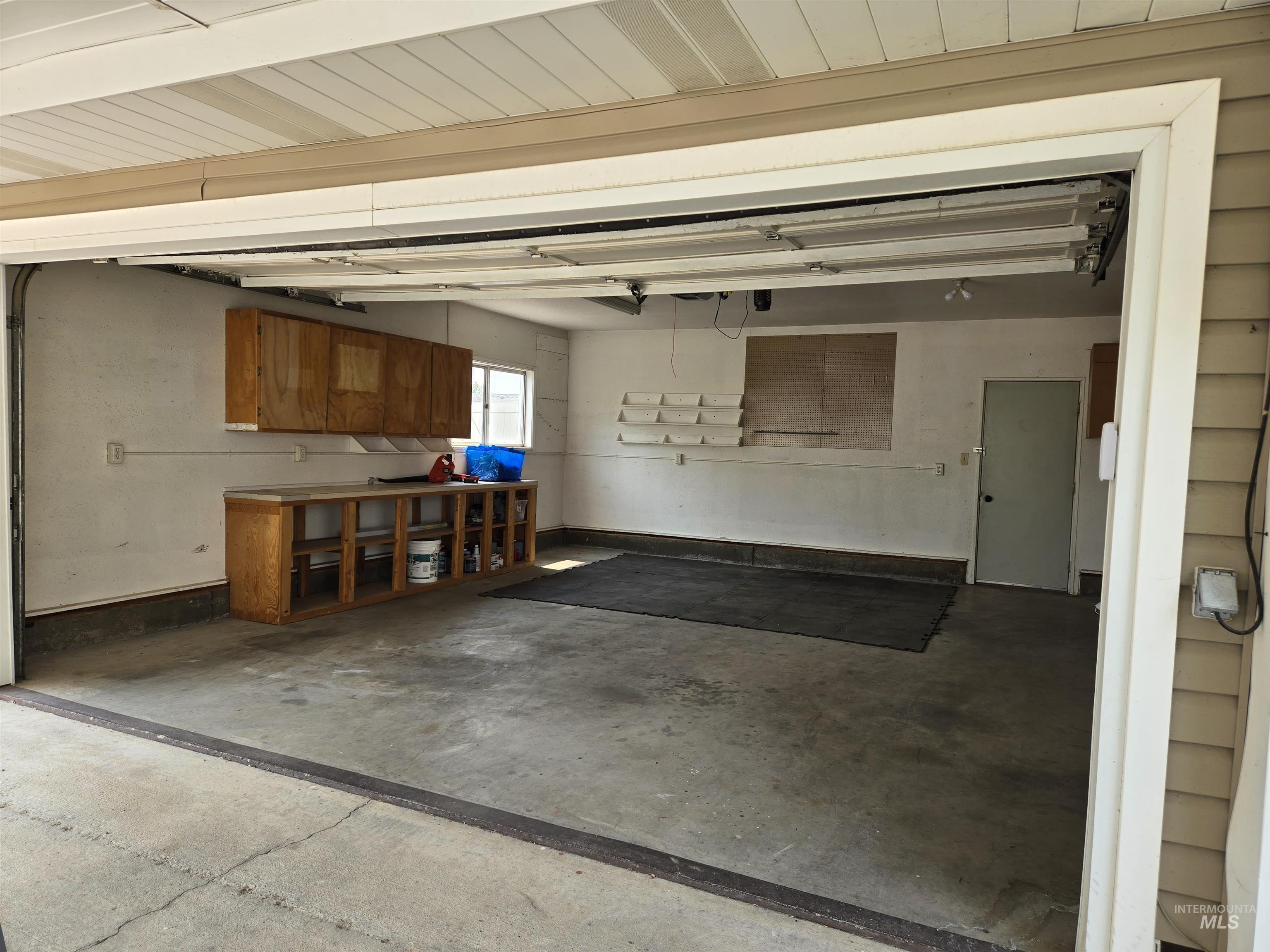 525 Reiter Dr Property Photo 2