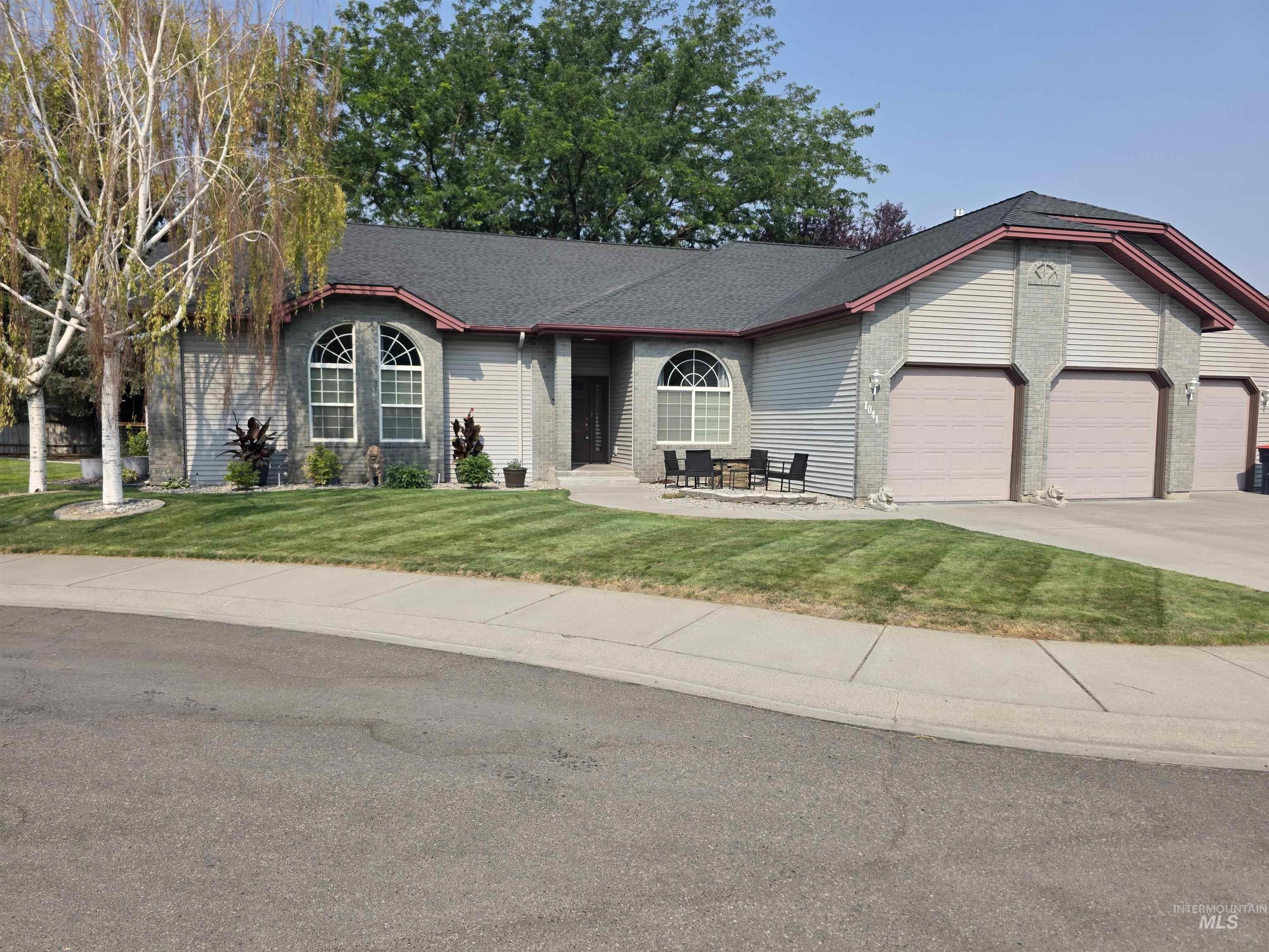 1041 Warm Springs Pl Property Photo 2