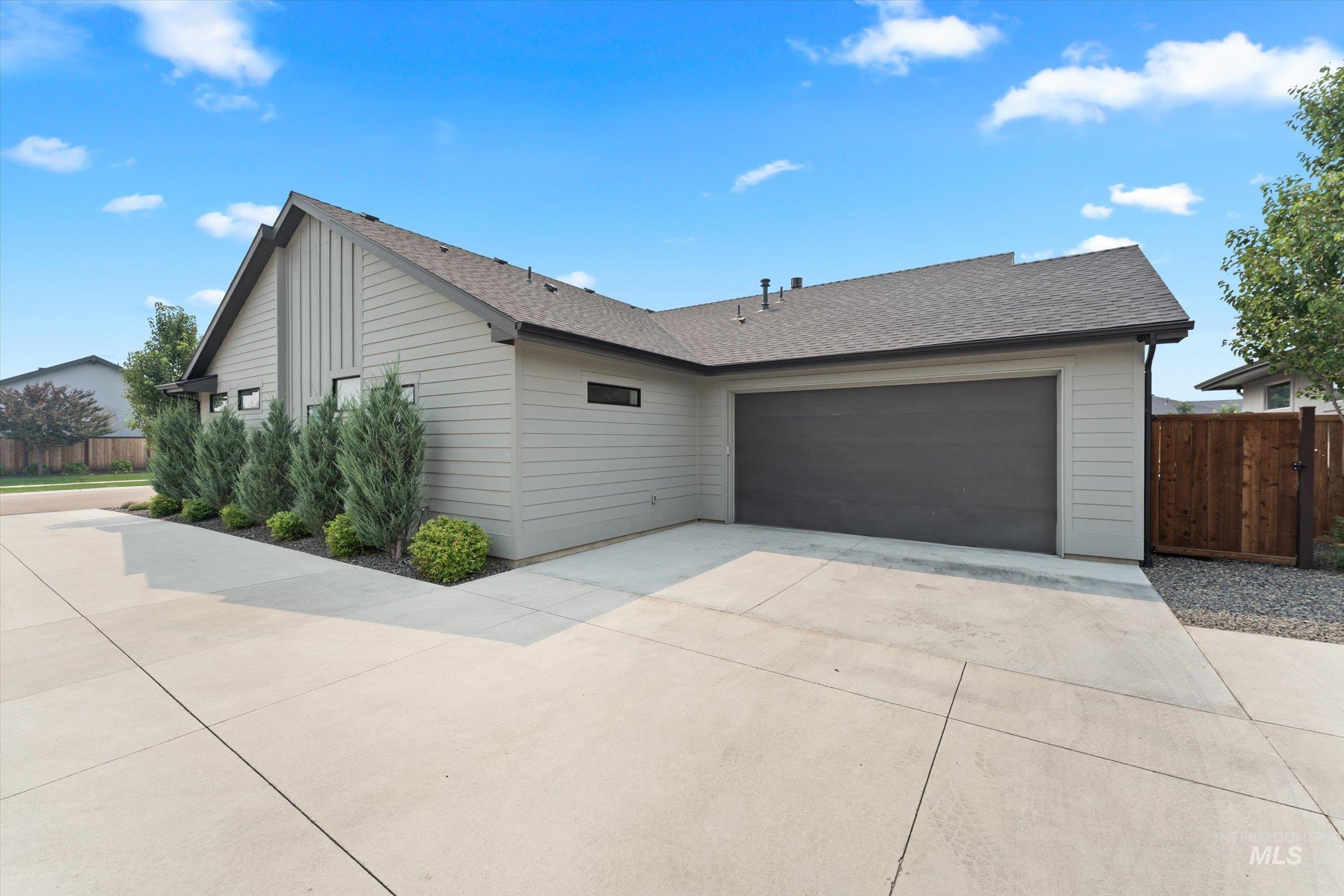 545 S Big Star Ln Property Photo 3