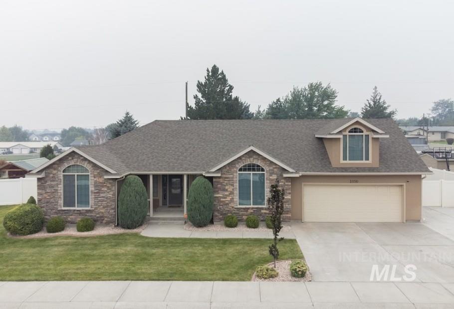 1030 Oakwood St Property Photo 1
