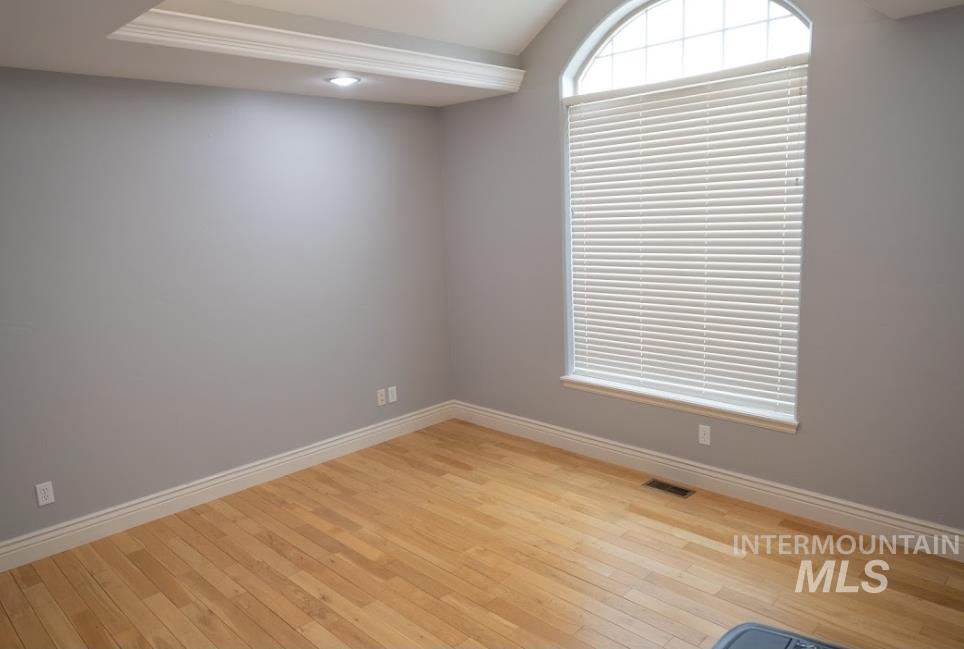 1030 Oakwood St Property Photo 7