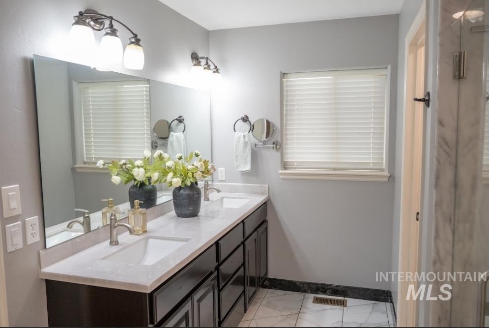 1030 Oakwood St Property Photo 17