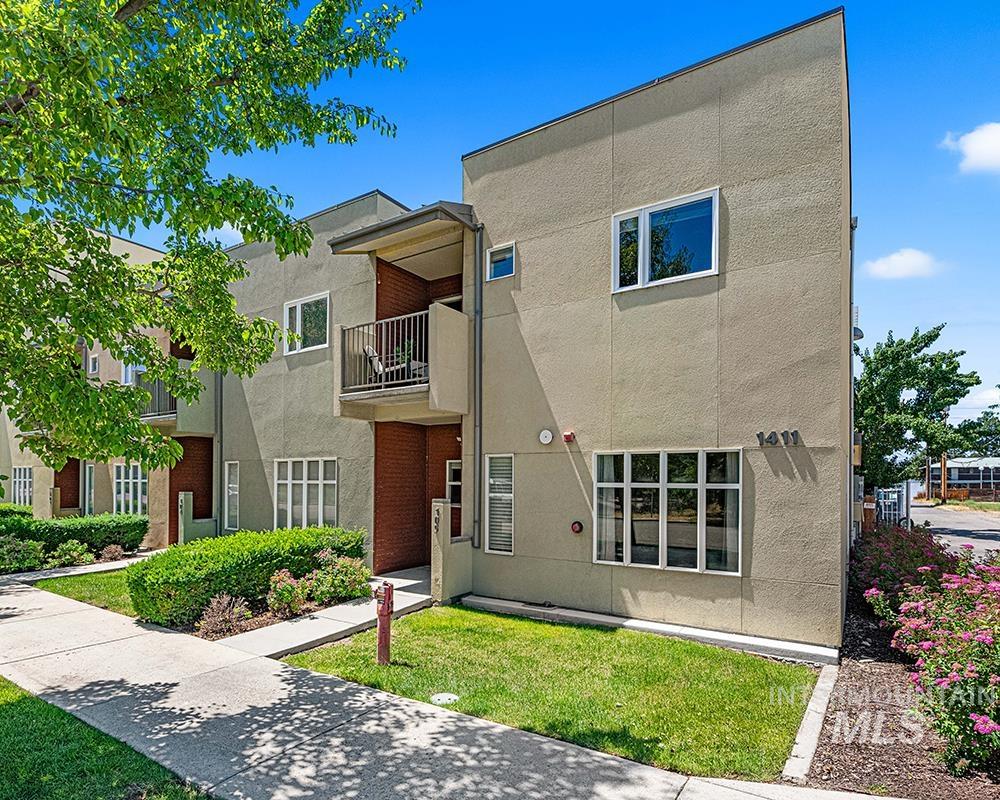 1411 W Grand Ave Property Photo 1