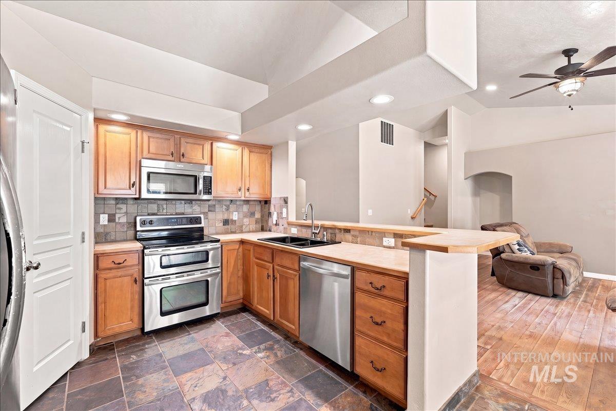 2127 N Maroon Ave Property Photo 5