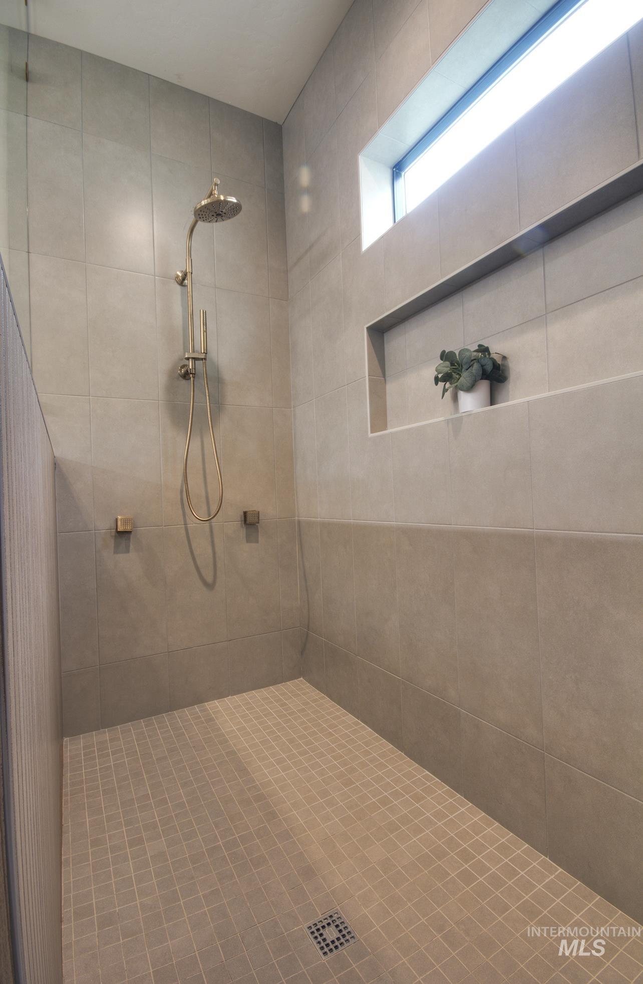 542 Midpoint Ave Property Photo 31