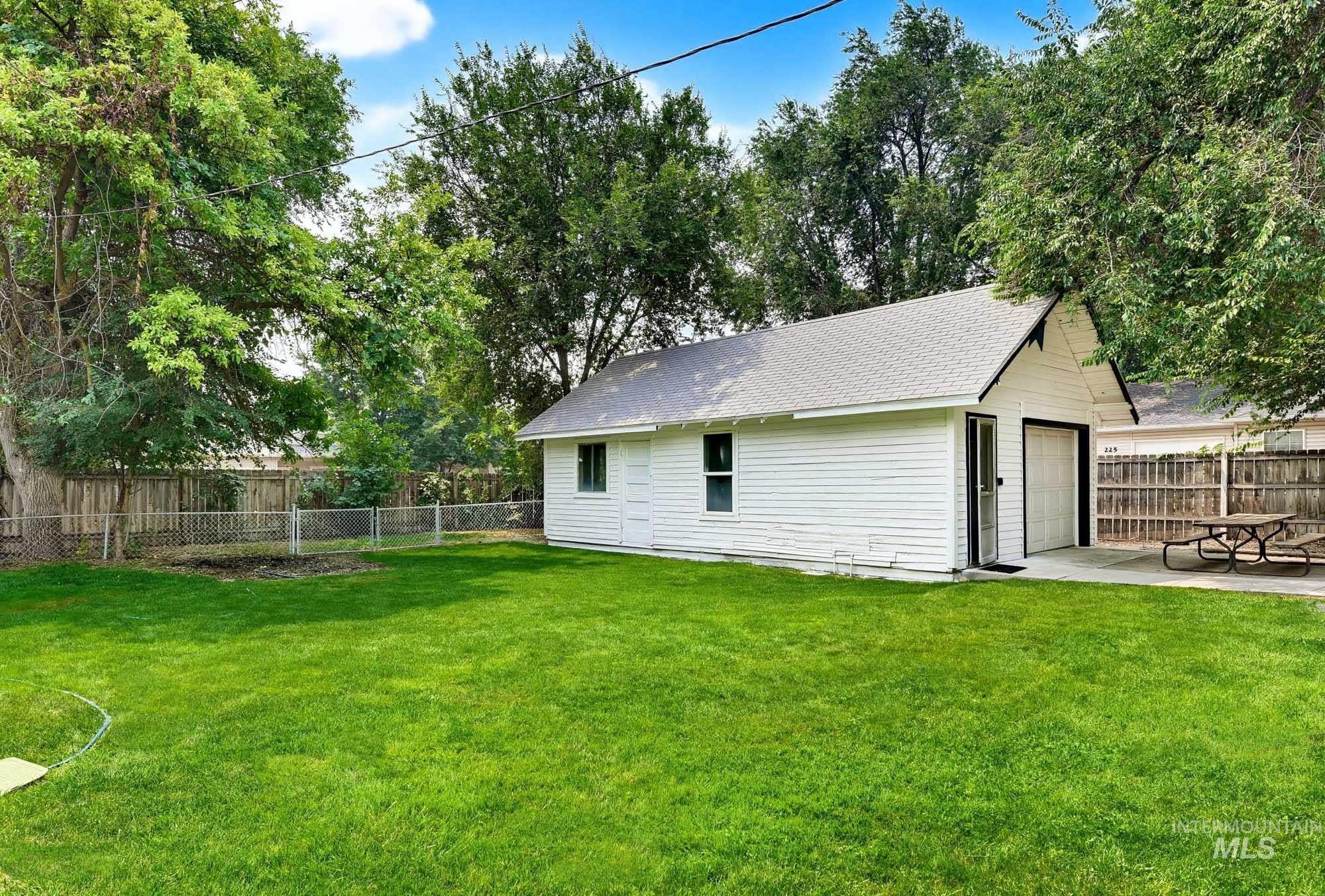 221 Hudson Avenue Property Photo 32