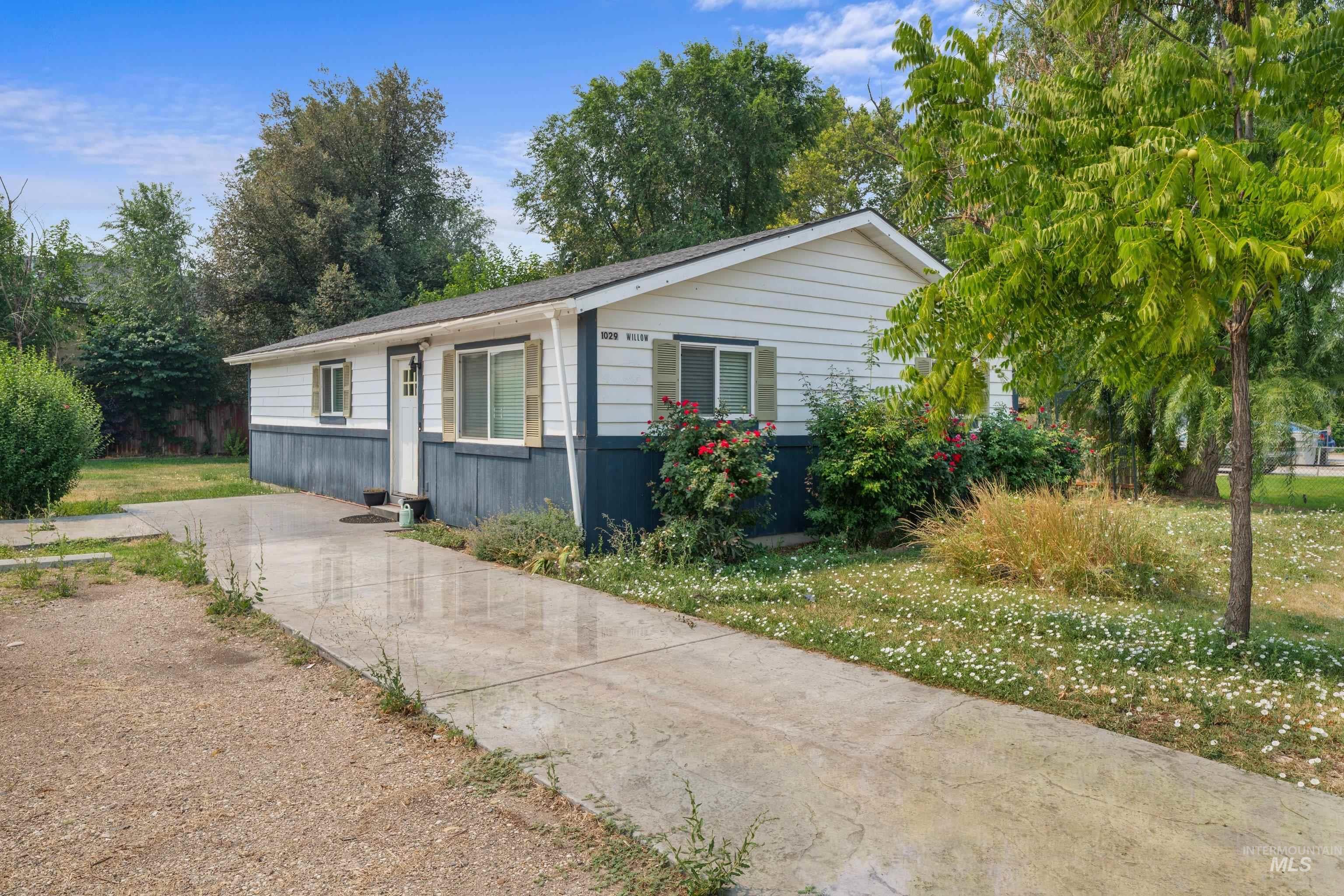 1029 W. Willow Ave. Property Photo 2