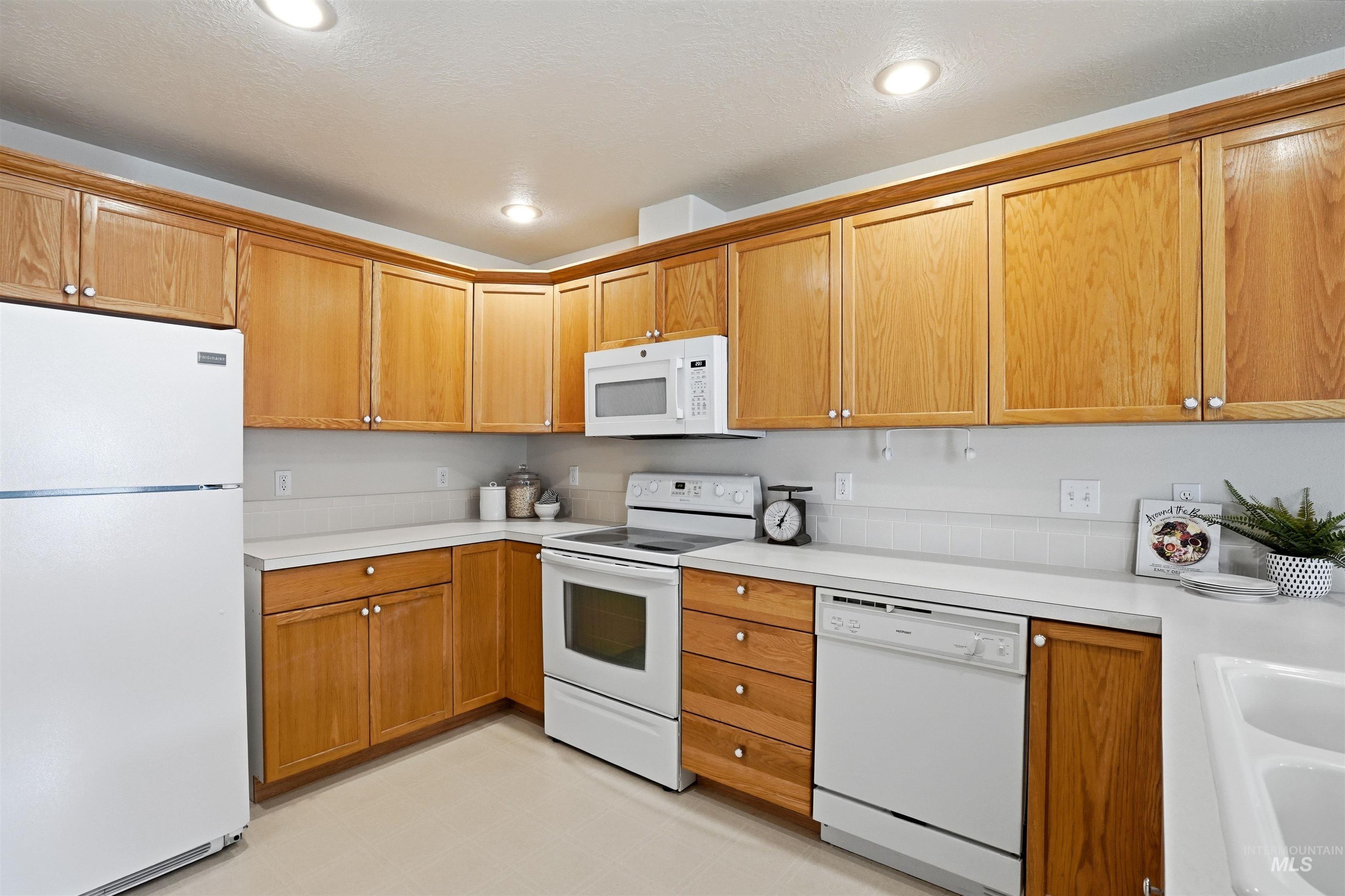 1884 N Buena Vista Ave. Property Photo 26