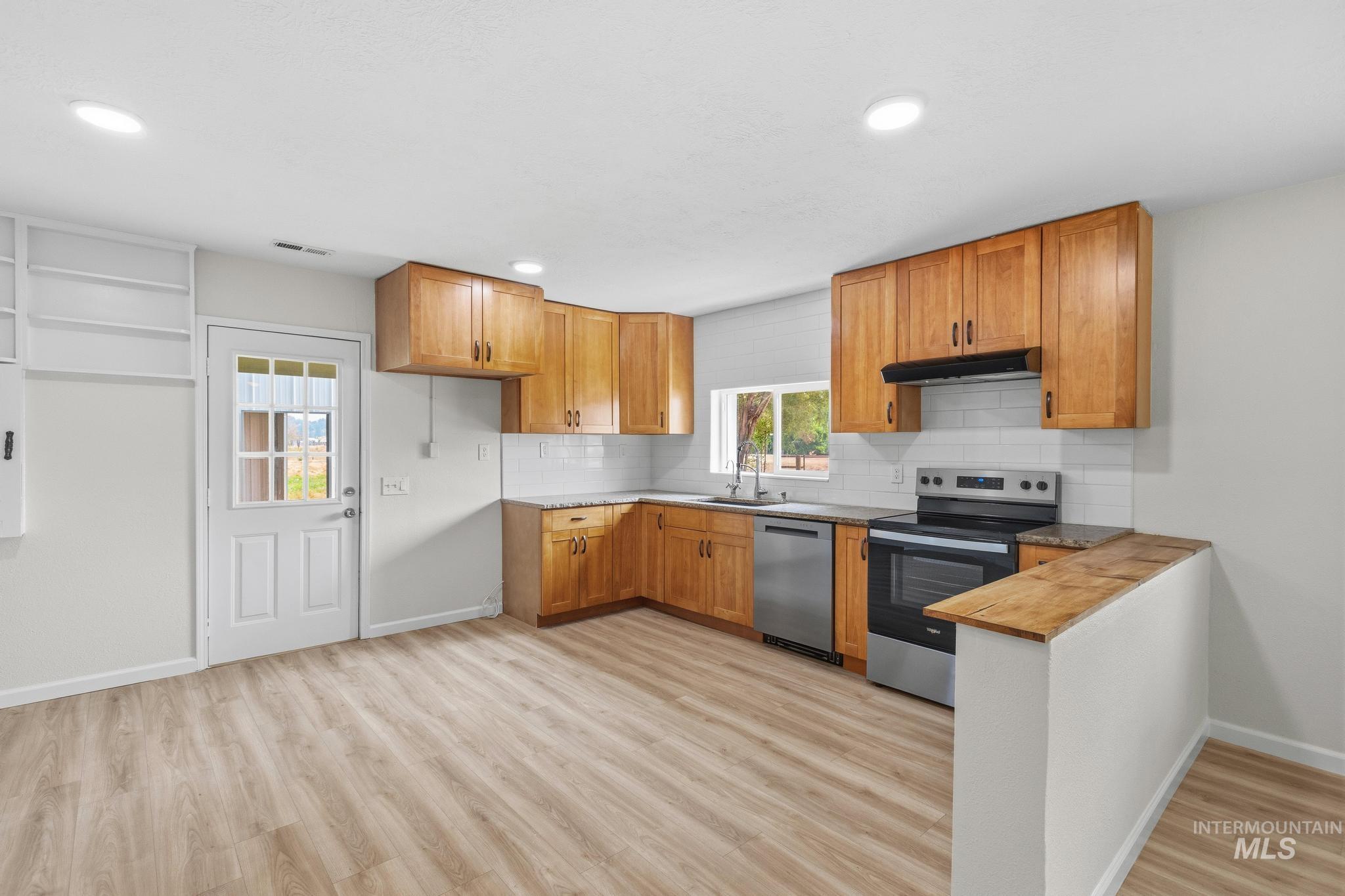 14666 Willis Rd Property Photo 16