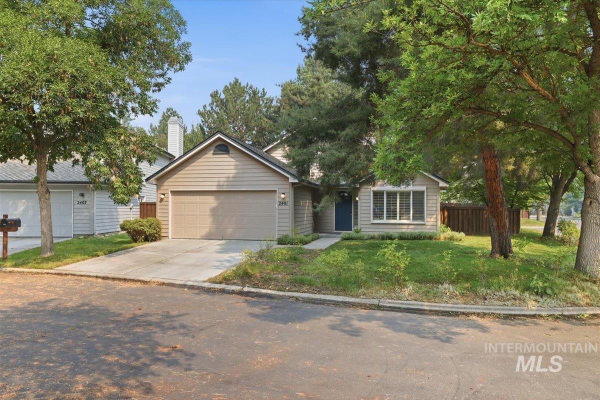 2401 S Swallowtail Ln Property Photo 3