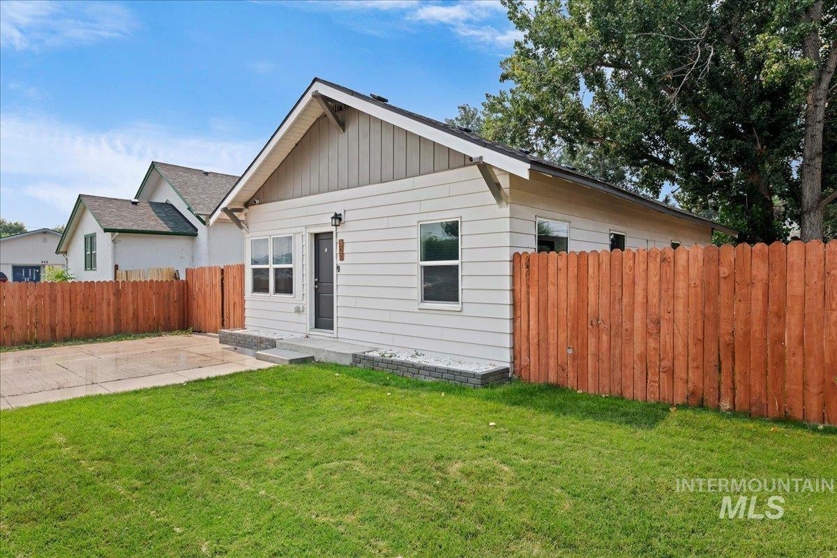 820 E Elgin St Property Photo 6