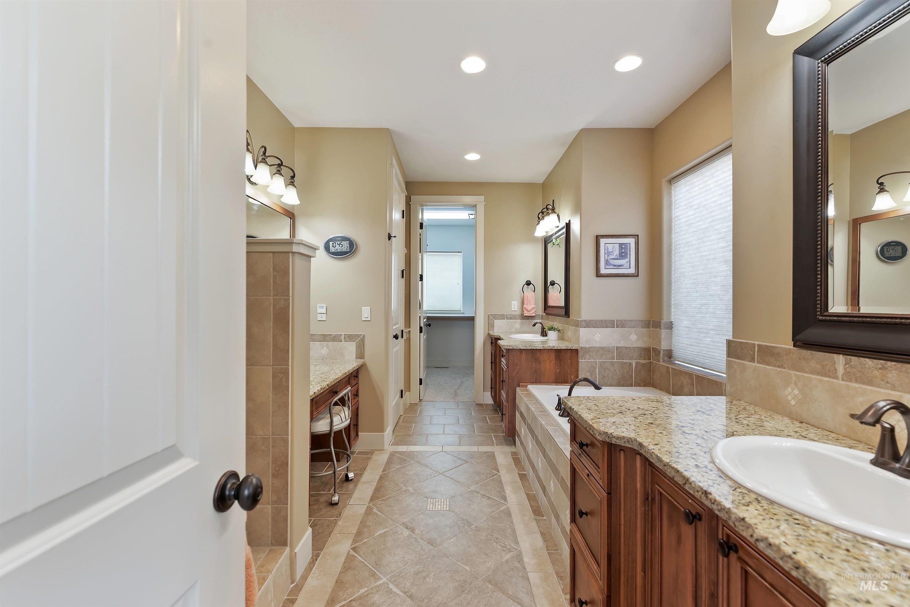 4026 W Deerpath Drive Property Photo 5