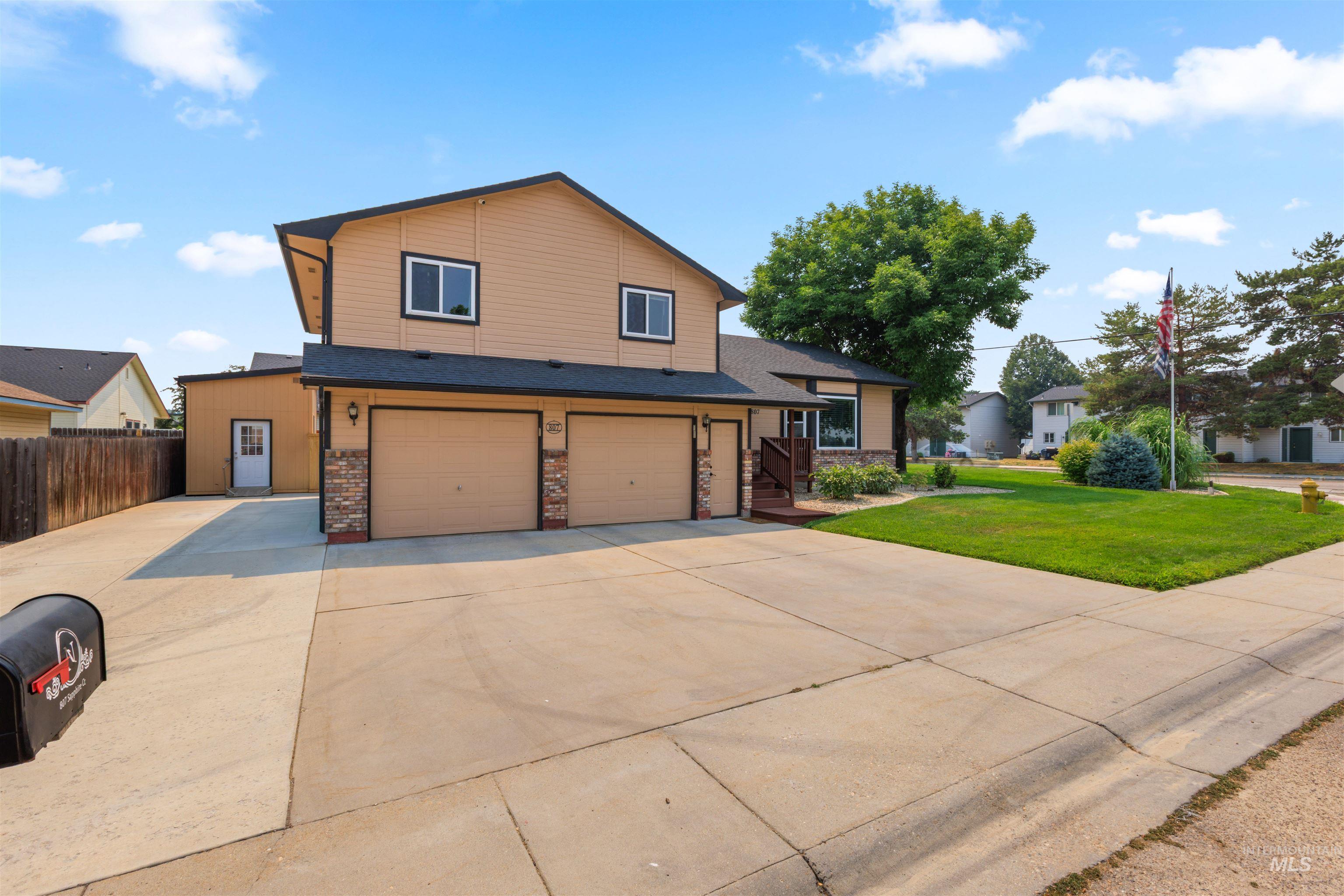807 Sapphire Ct Property Photo 3