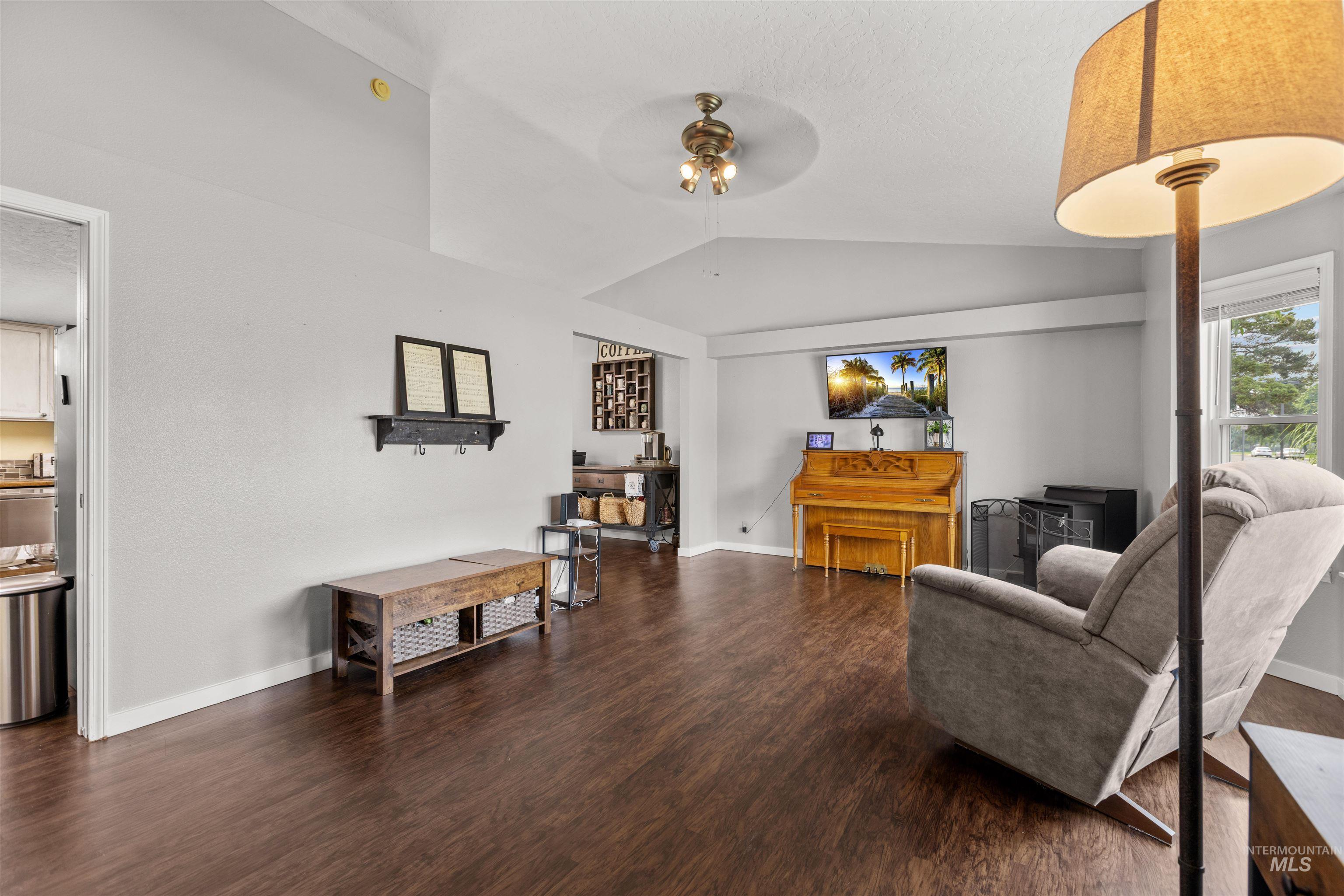 807 Sapphire Ct Property Photo 9