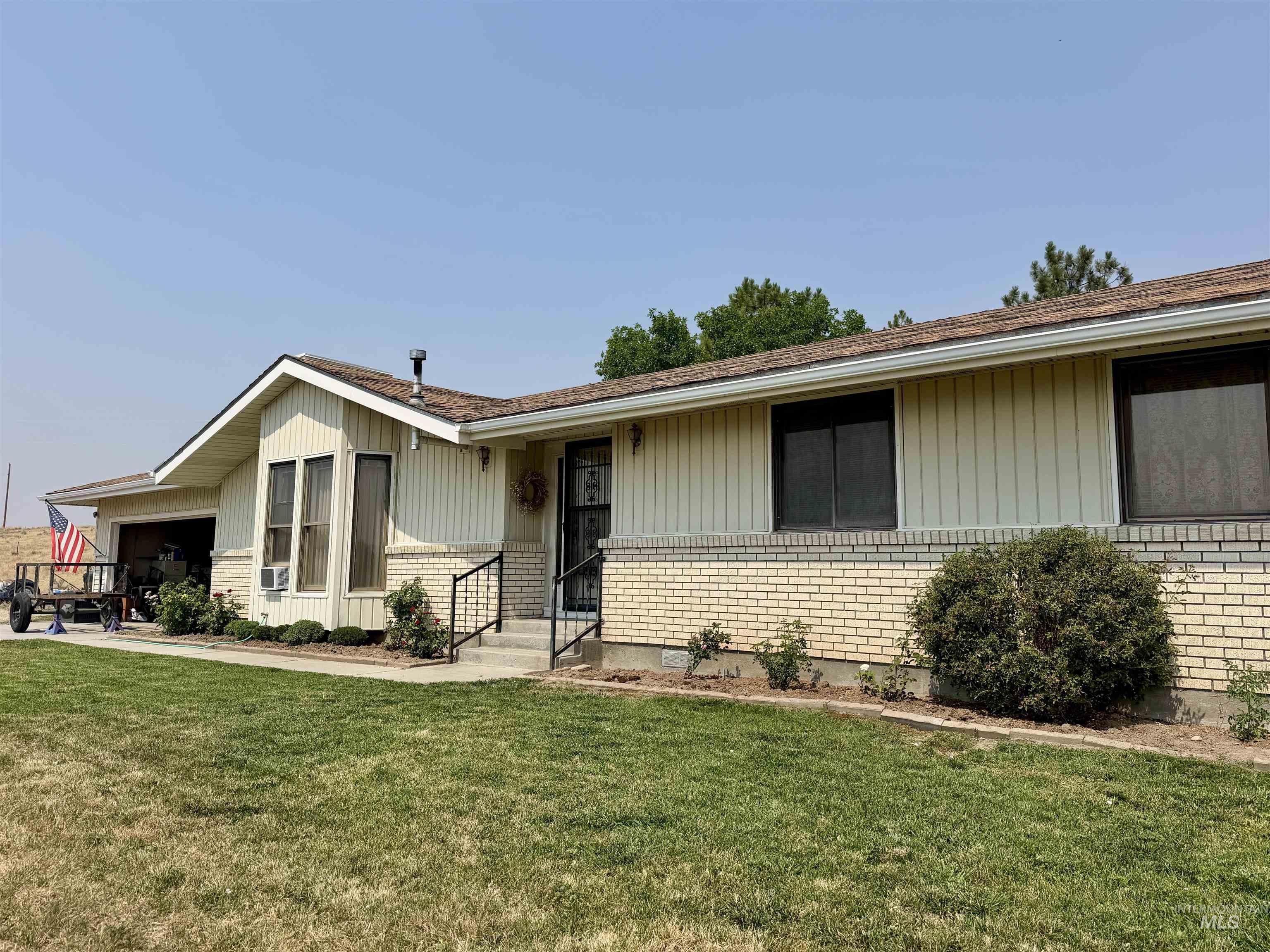 844 Crest Dr Property Photo 2
