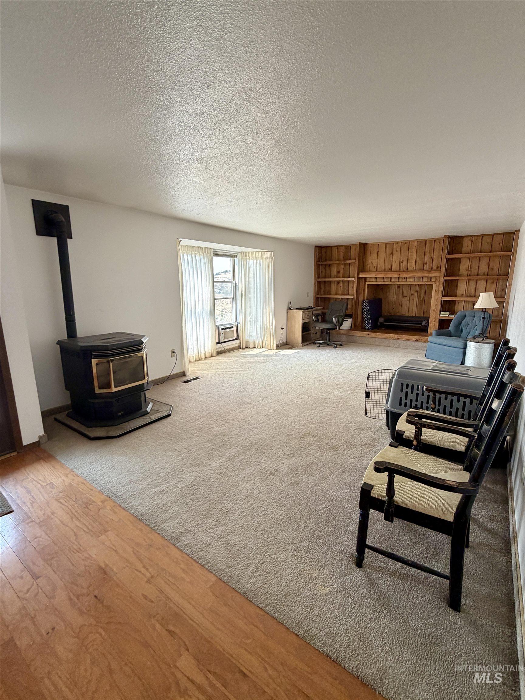 844 Crest Dr Property Photo 3