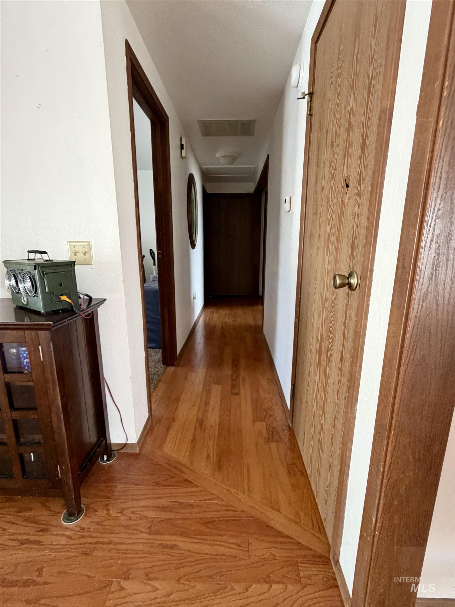 844 Crest Dr Property Photo 4