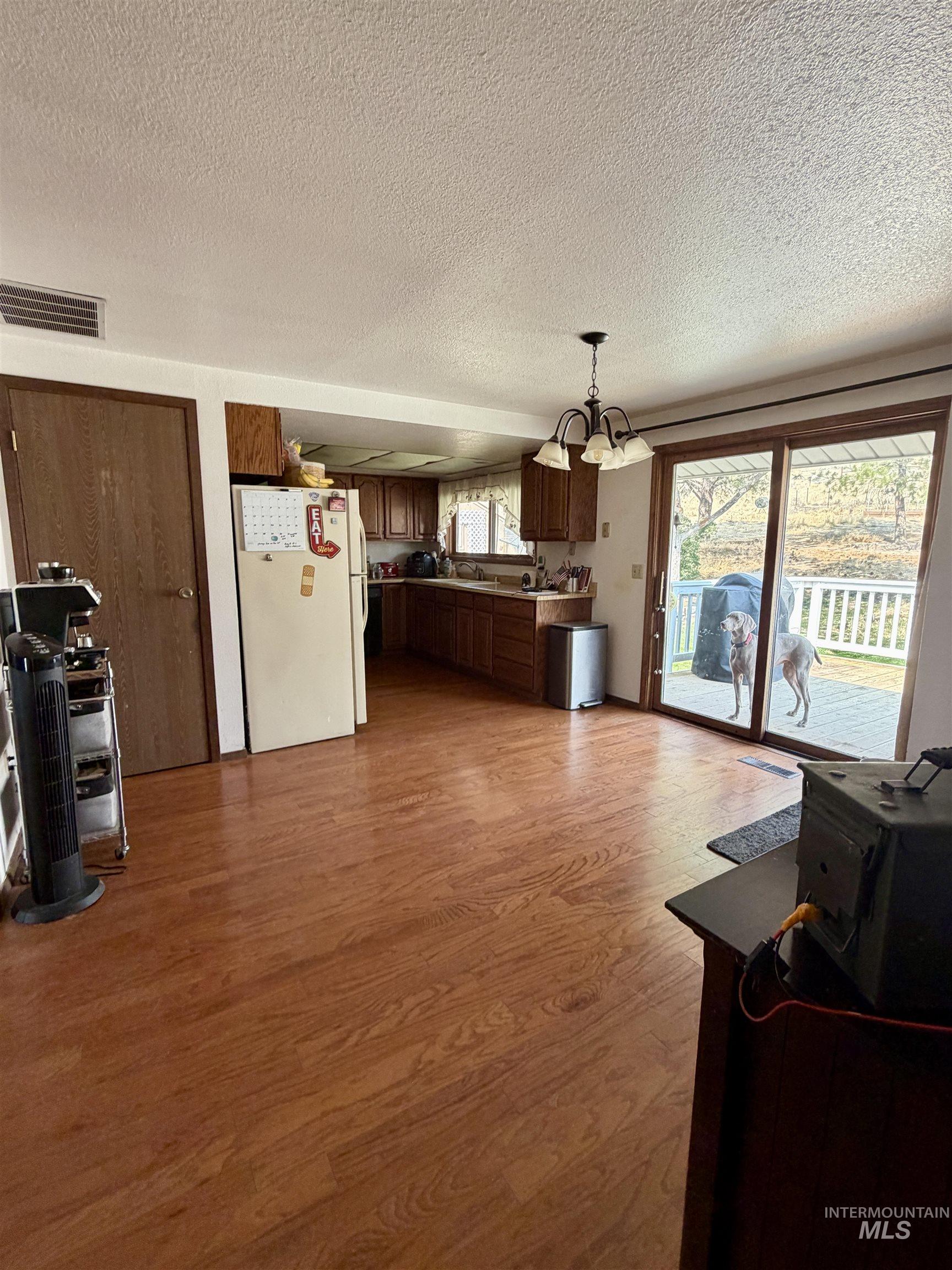 844 Crest Dr Property Photo 5