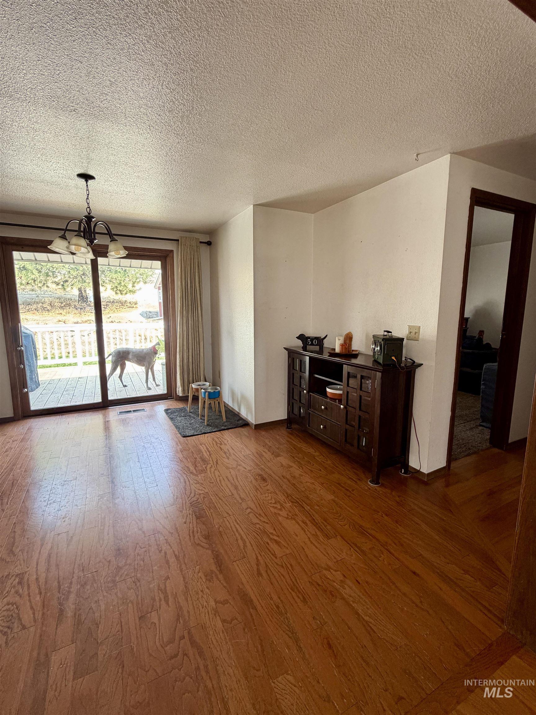 844 Crest Dr Property Photo 6
