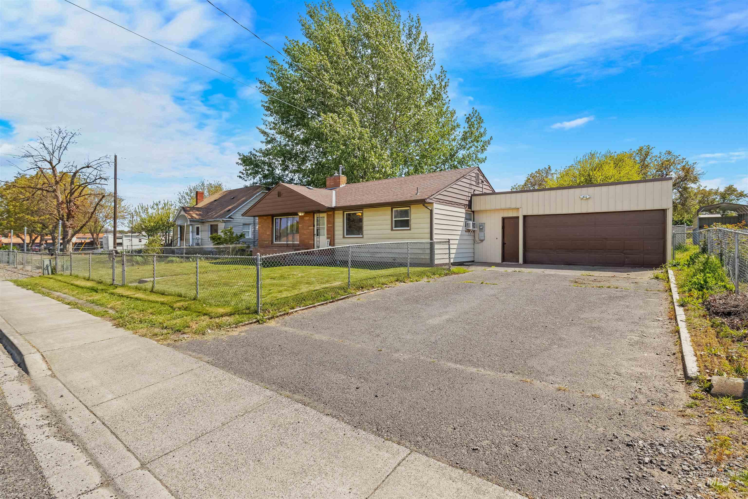 1357 Chestnut St Property Photo 2