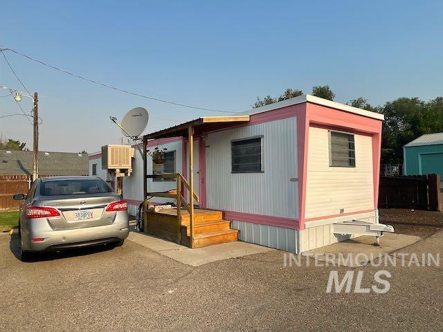 689 Fortner St Property Photo 3