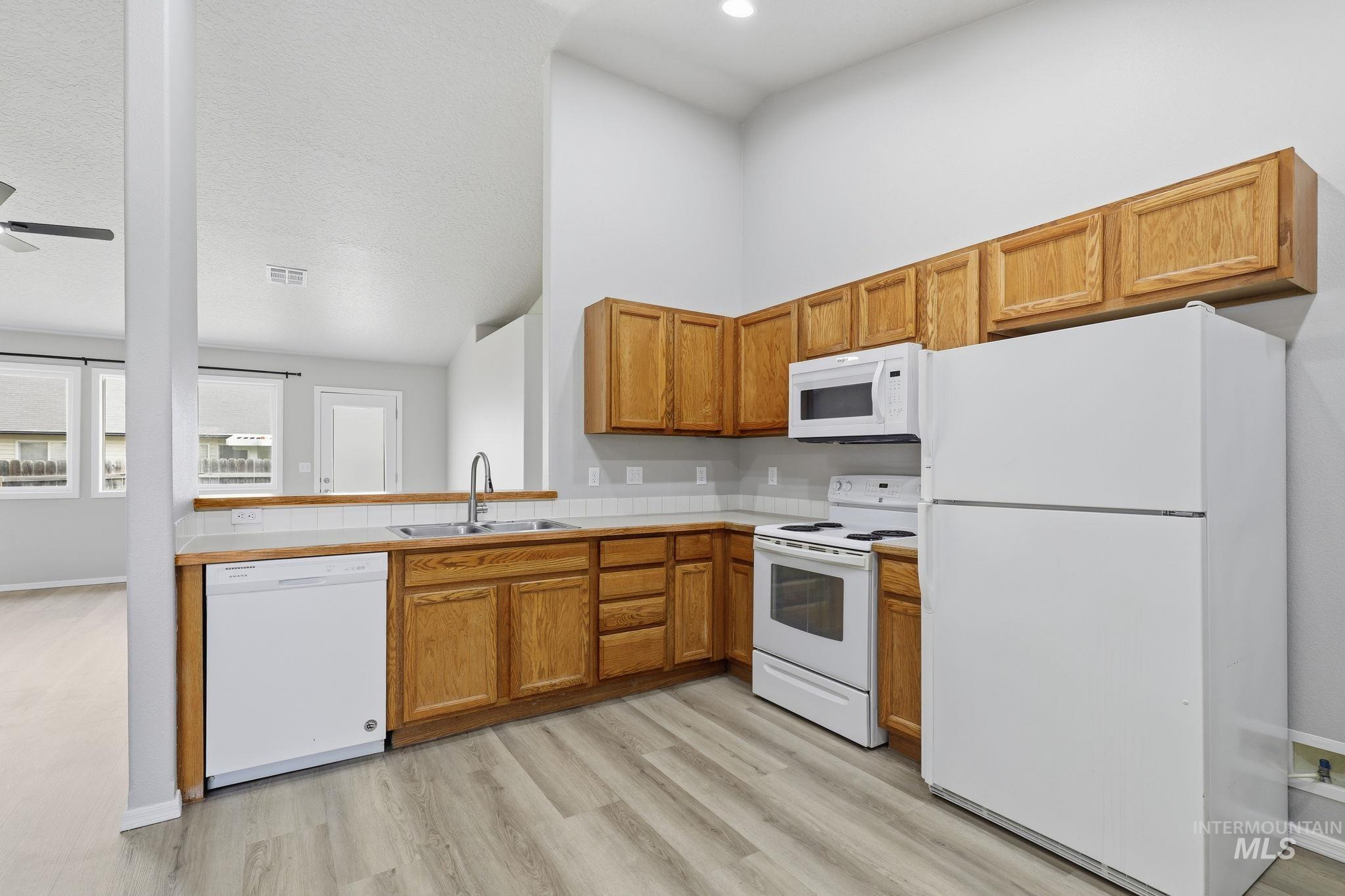 3123 Village Green St Property Photo 8
