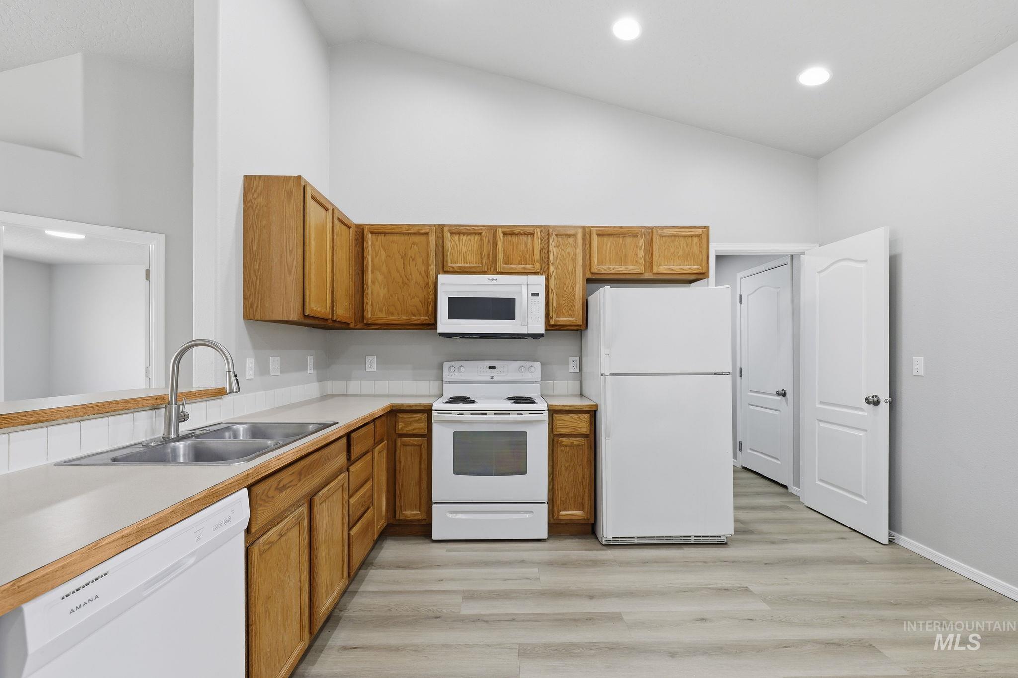 3123 Village Green St Property Photo 9