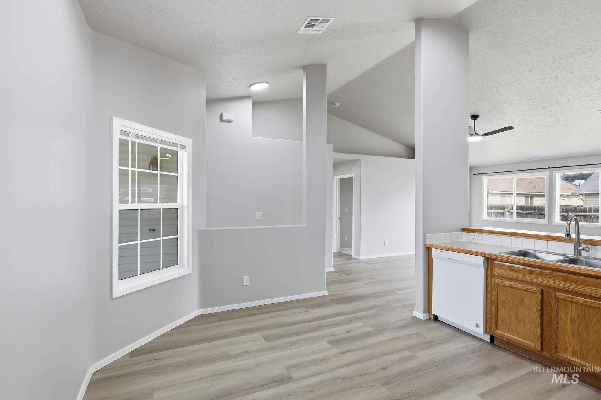 3123 Village Green St Property Photo 10