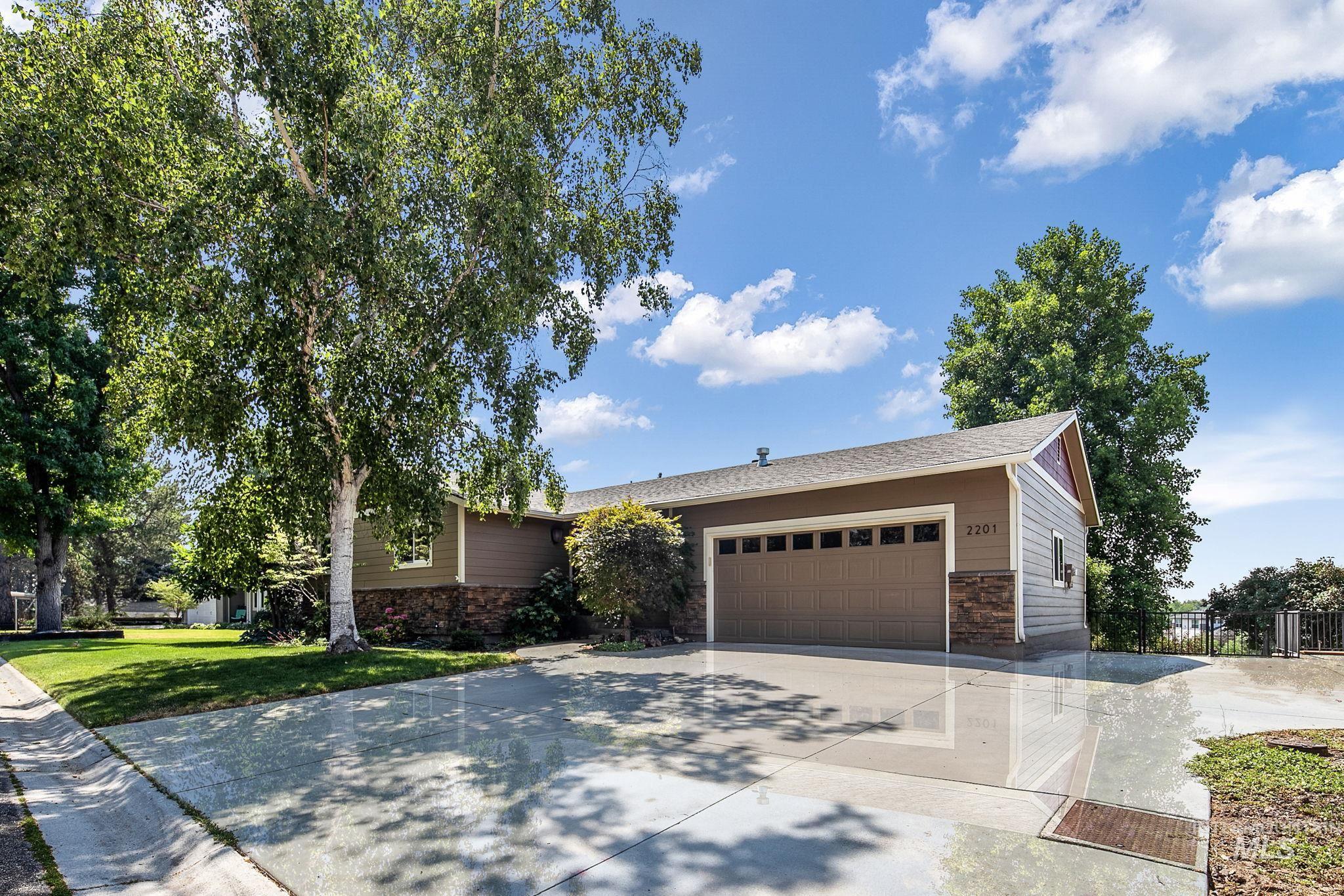 2201 E Dicky Circle Property Photo 2