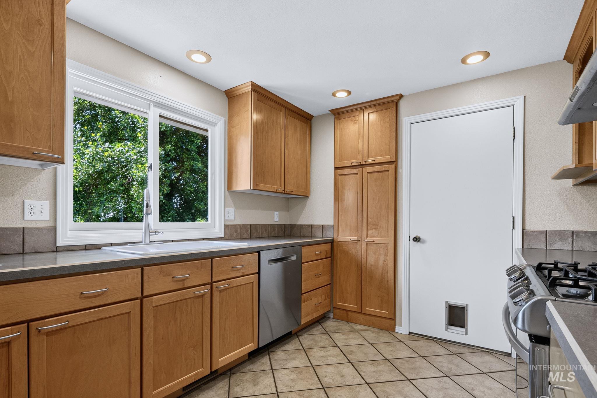 2201 E Dicky Circle Property Photo 10