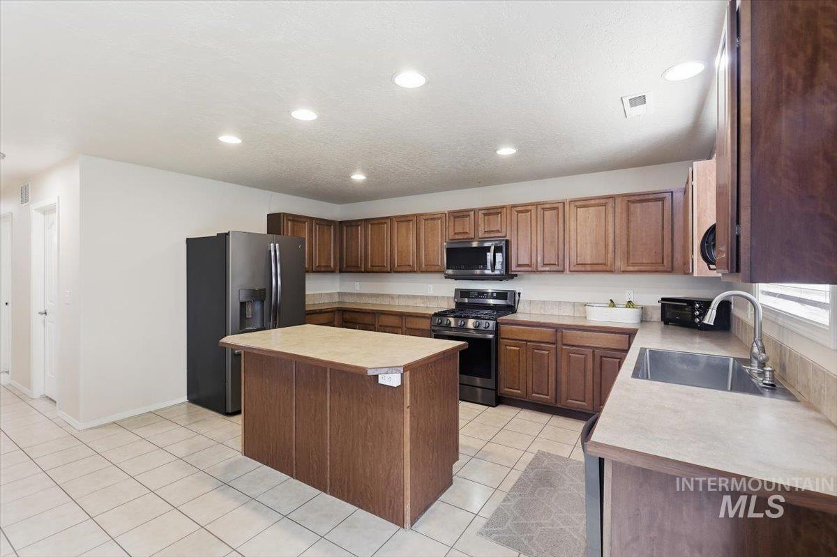 16765 Ardyce Ave Property Photo 8