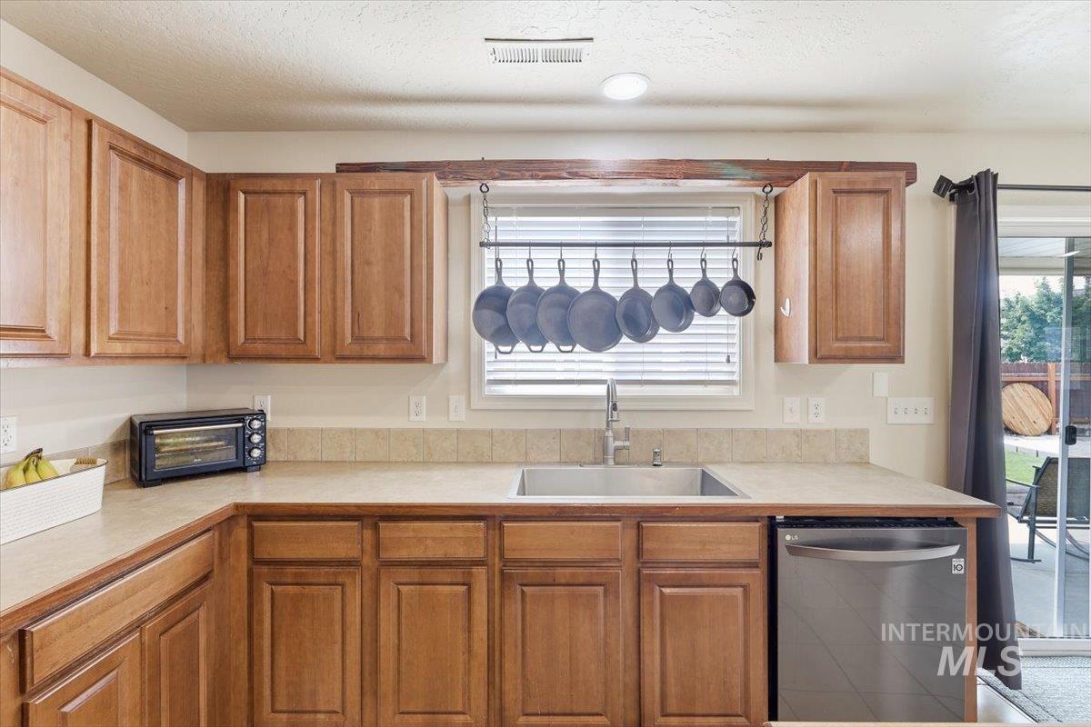 16765 Ardyce Ave Property Photo 9