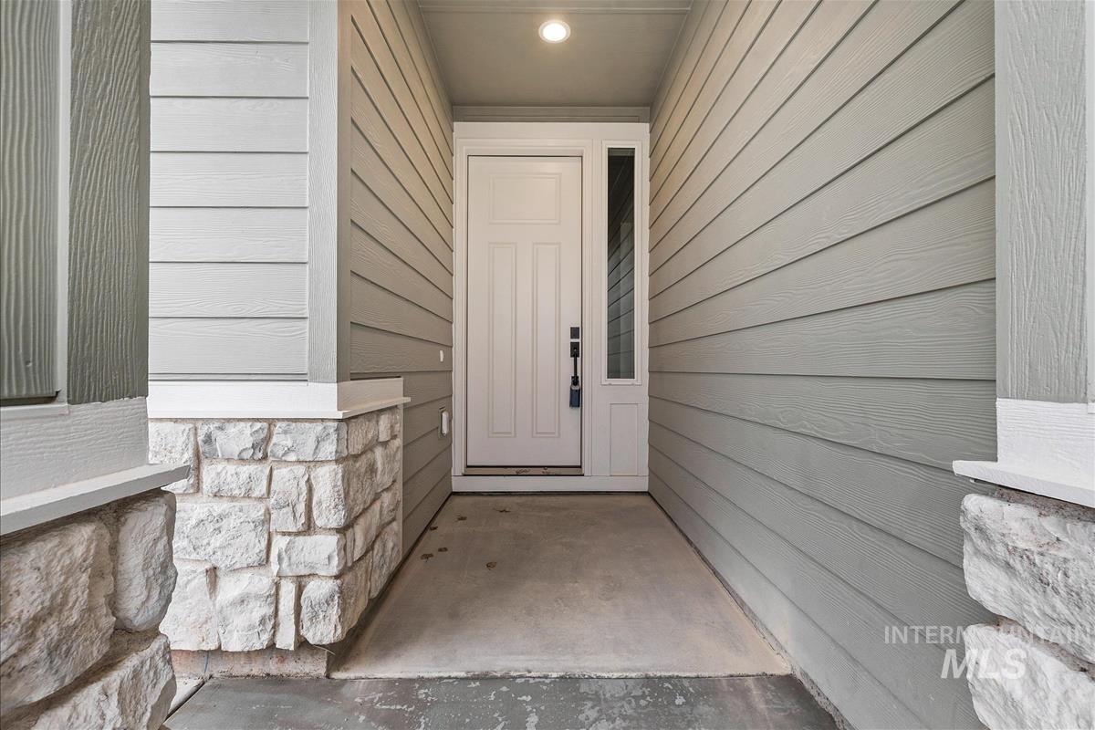 6914 W Tolland St Property Photo 2