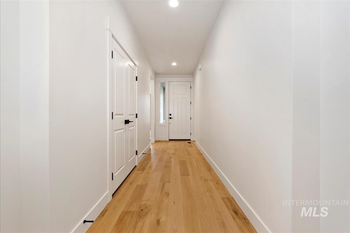 6914 W Tolland St Property Photo 3