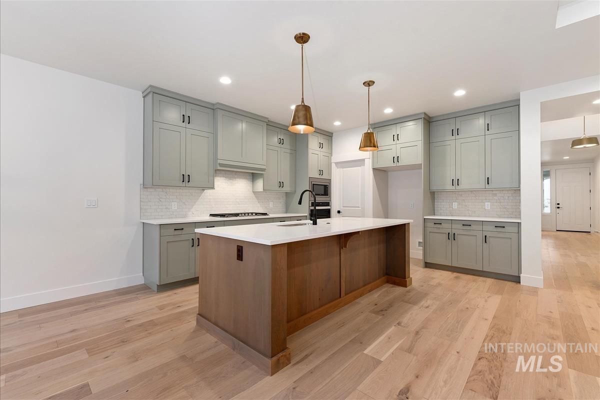 6914 W Tolland St Property Photo 8