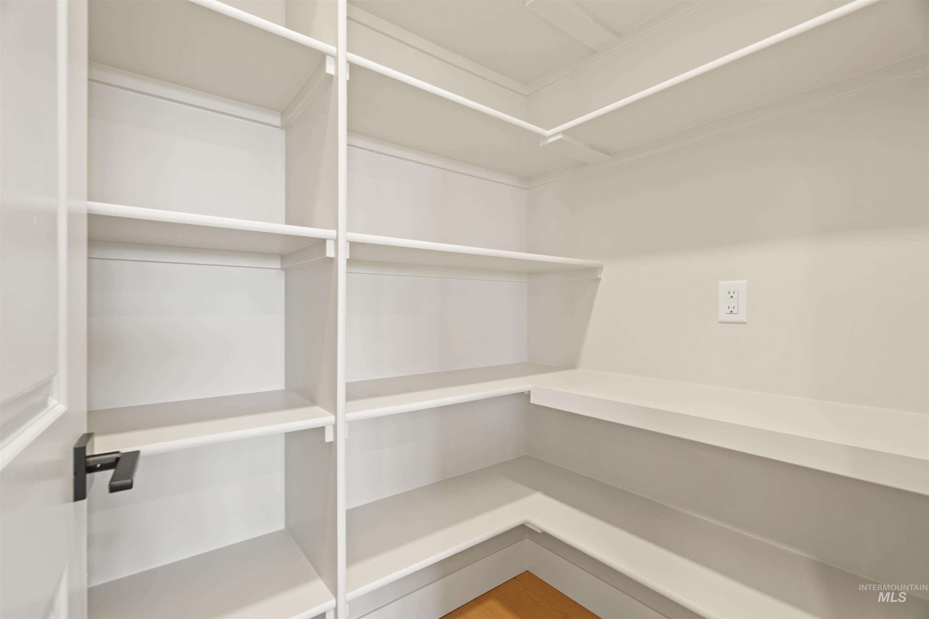 6914 W Tolland St Property Photo 10
