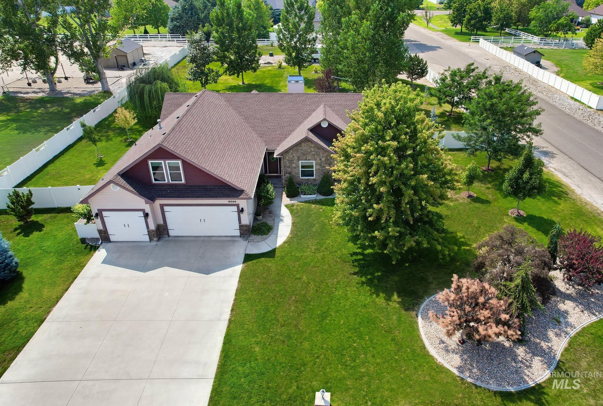 15585 Moonstruck Dr Property Photo 3