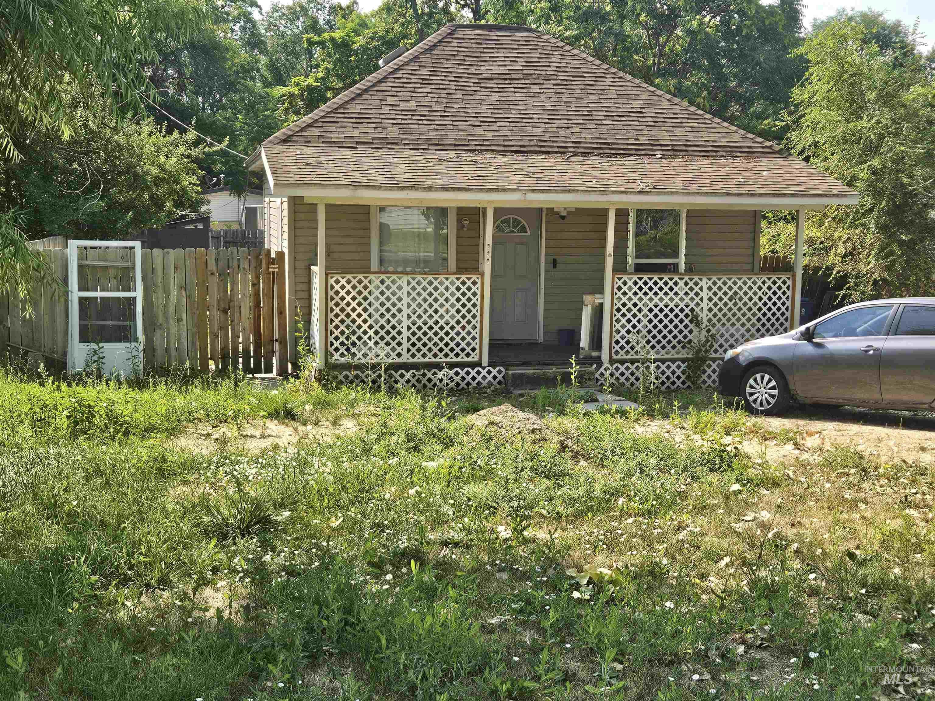 320 N 7th Ave Property Photo 1