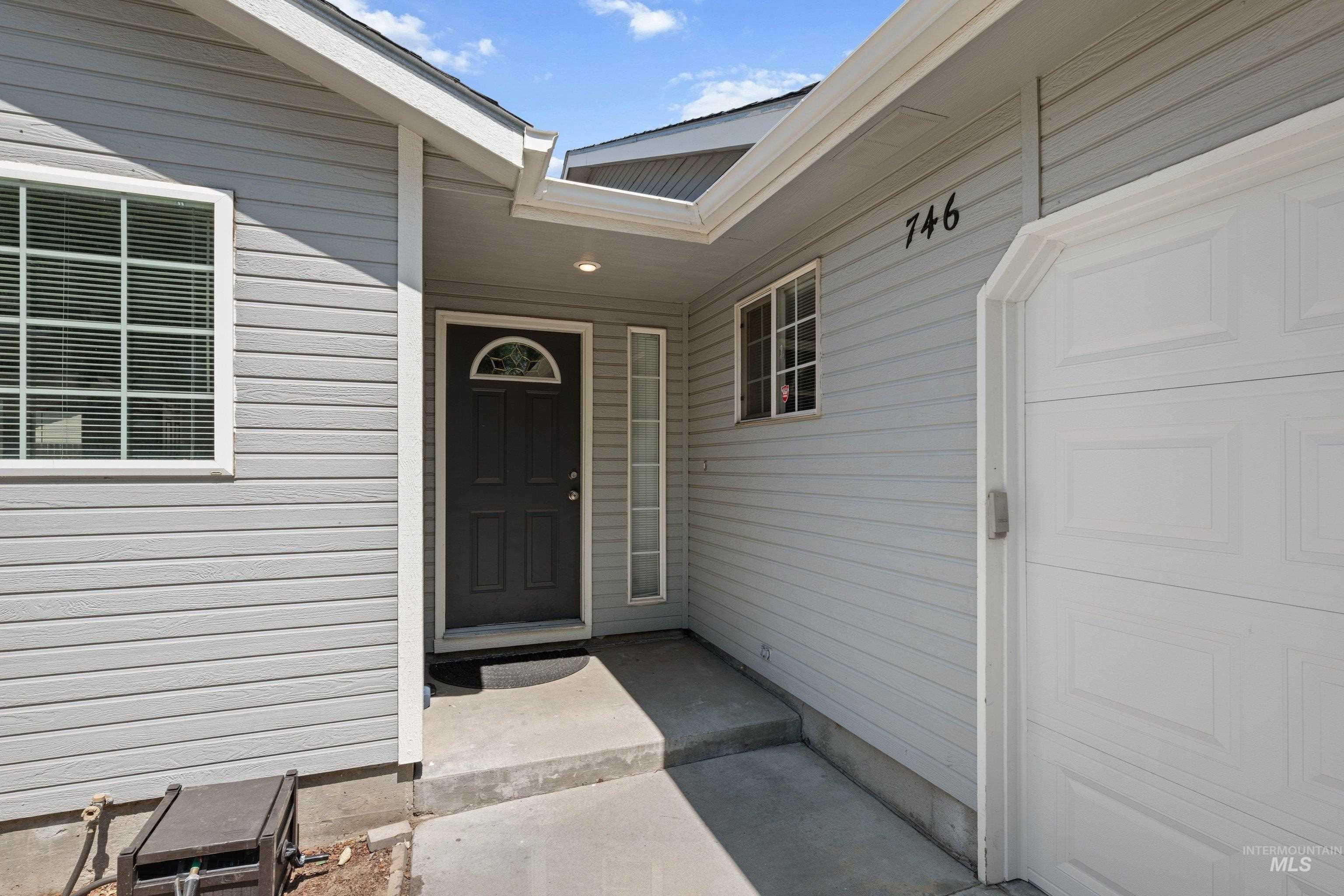 746 S Coral Pl Property Photo 2